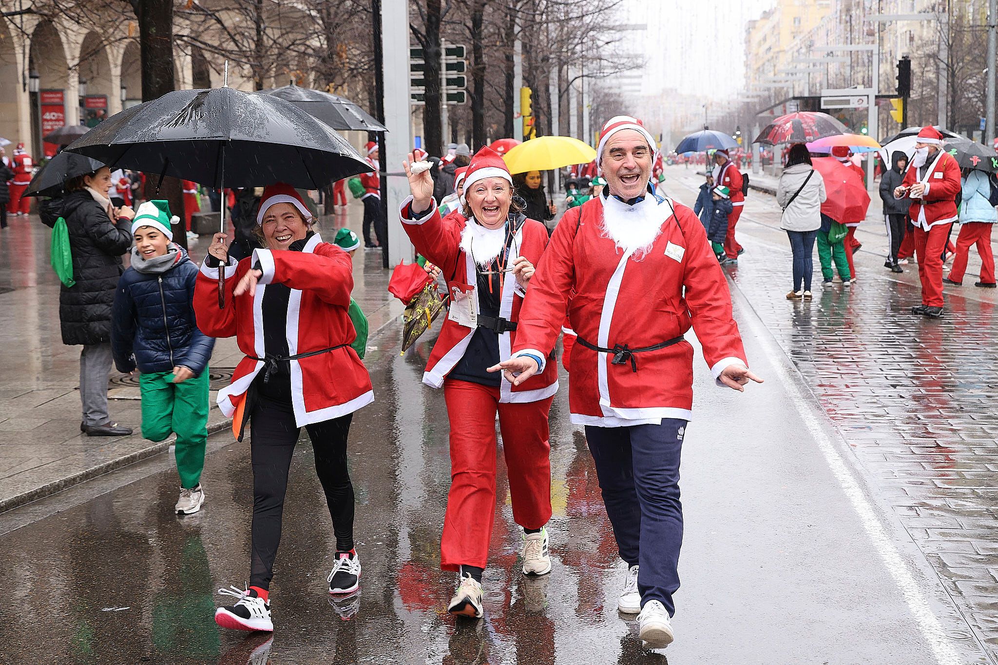 Las mejores fotos de la Carrera de Papá Noel de Zaragoza 2025. Plaza España. 0534