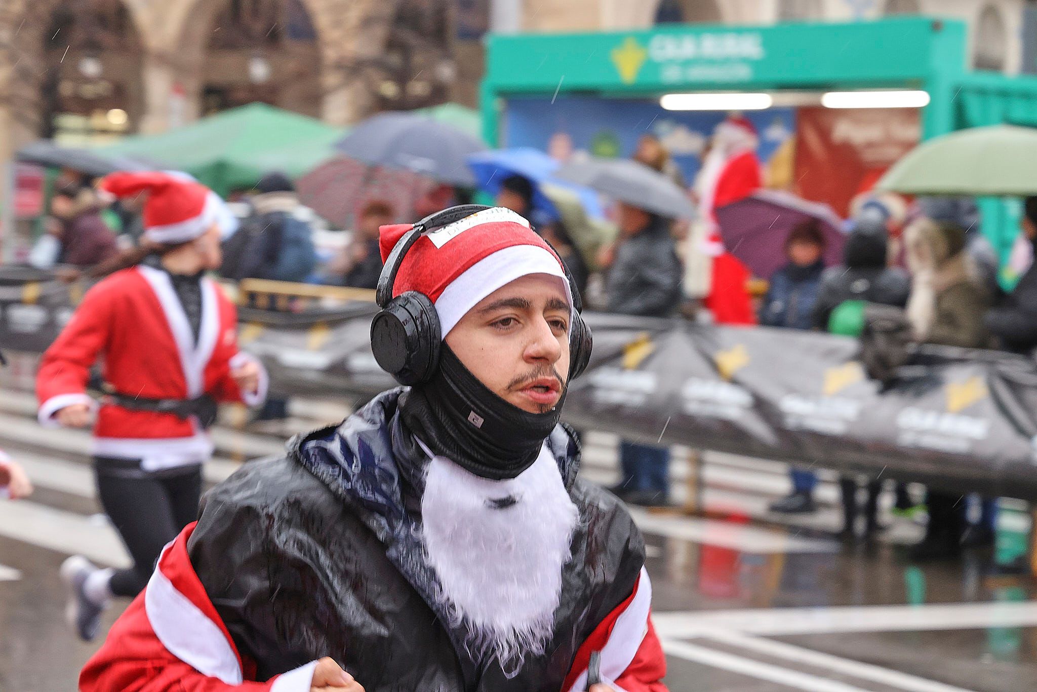 Las mejores fotos de la Carrera de Papá Noel de Zaragoza 2025. Plaza España. 0342