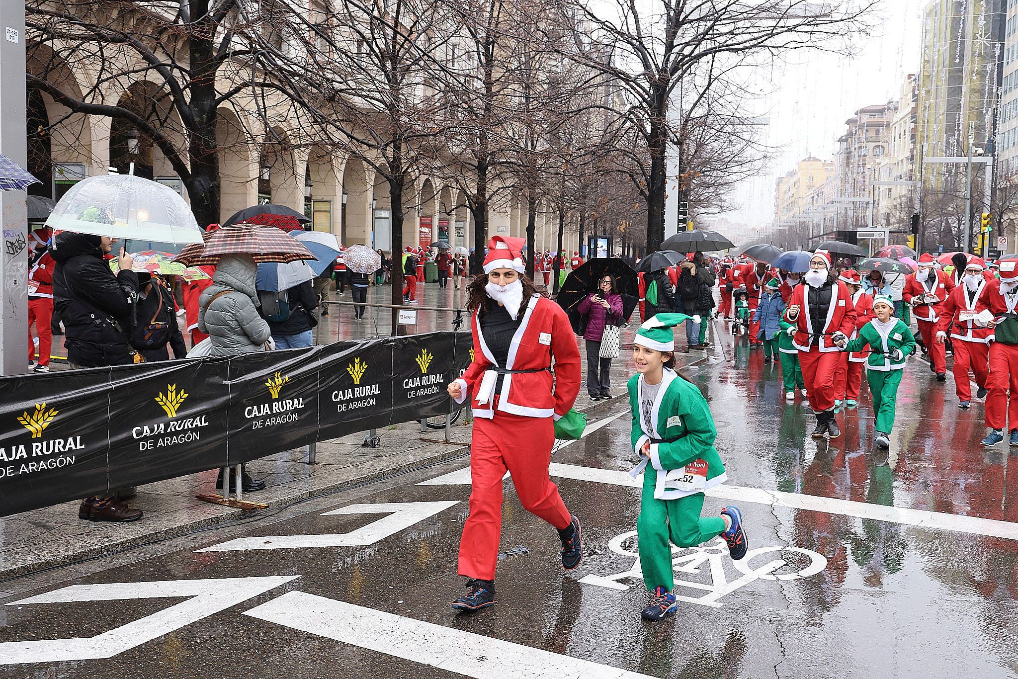 Las mejores fotos de la Carrera de Papá Noel de Zaragoza 2025. Plaza España. 0535