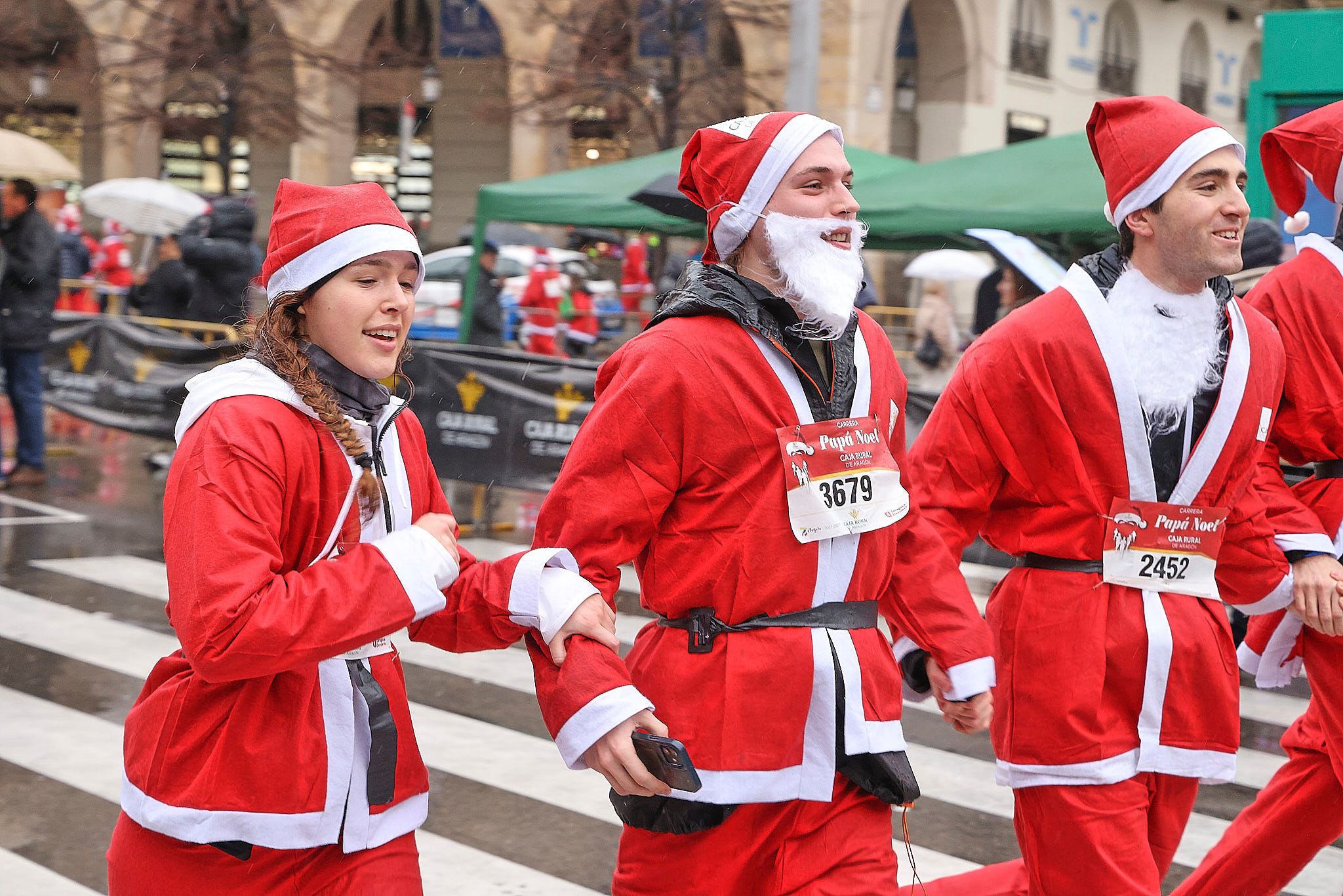 Las mejores fotos de la Carrera de Papá Noel de Zaragoza 2025. Plaza España. 0344