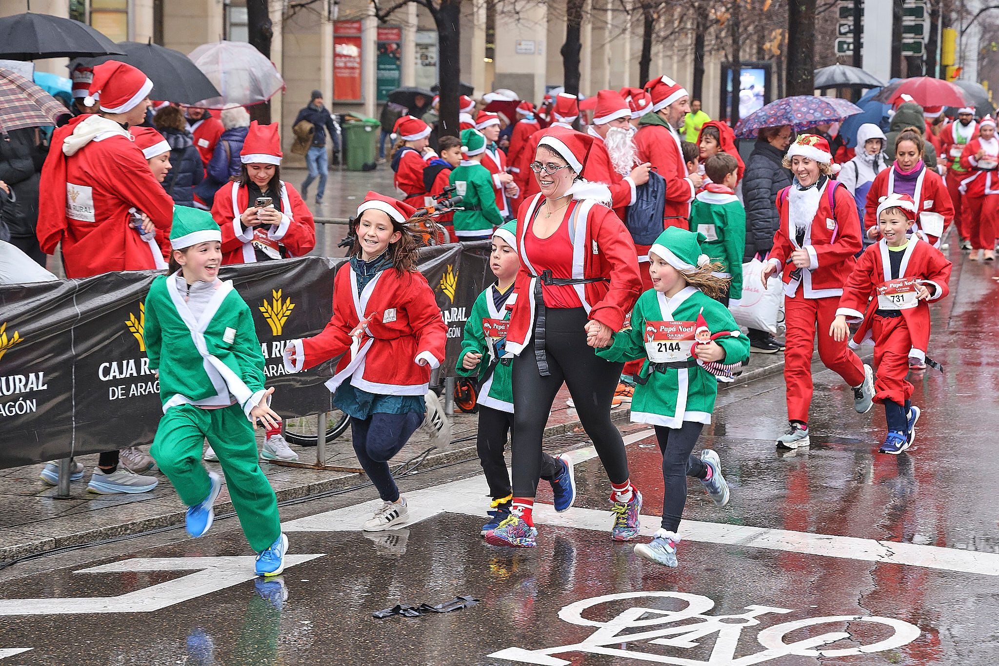 Las mejores fotos de la Carrera de Papá Noel de Zaragoza 2025. Plaza España. 0351