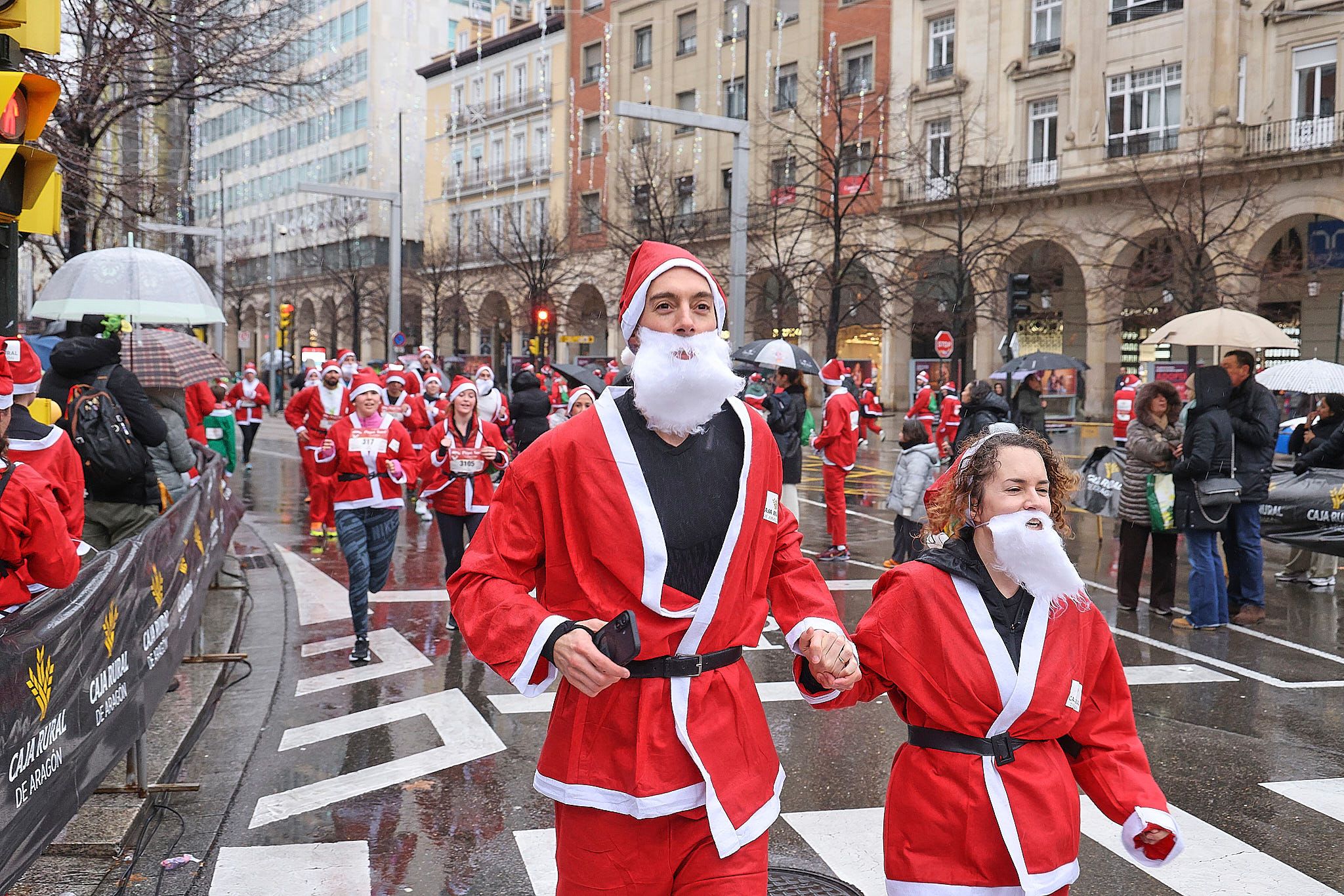 Las mejores fotos de la Carrera de Papá Noel de Zaragoza 2025. Plaza España. 0354