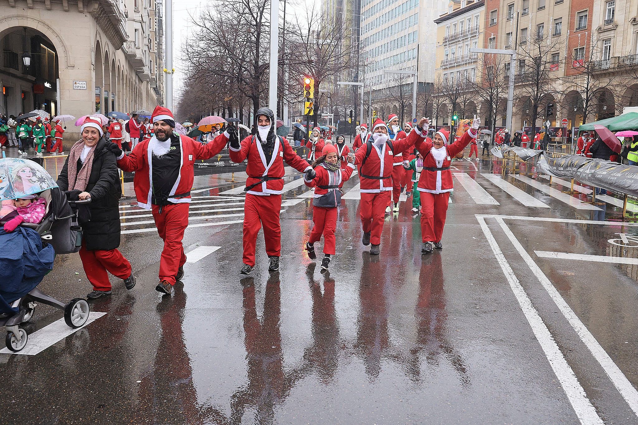 Las mejores fotos de la Carrera de Papá Noel de Zaragoza 2025. Plaza España. 0705