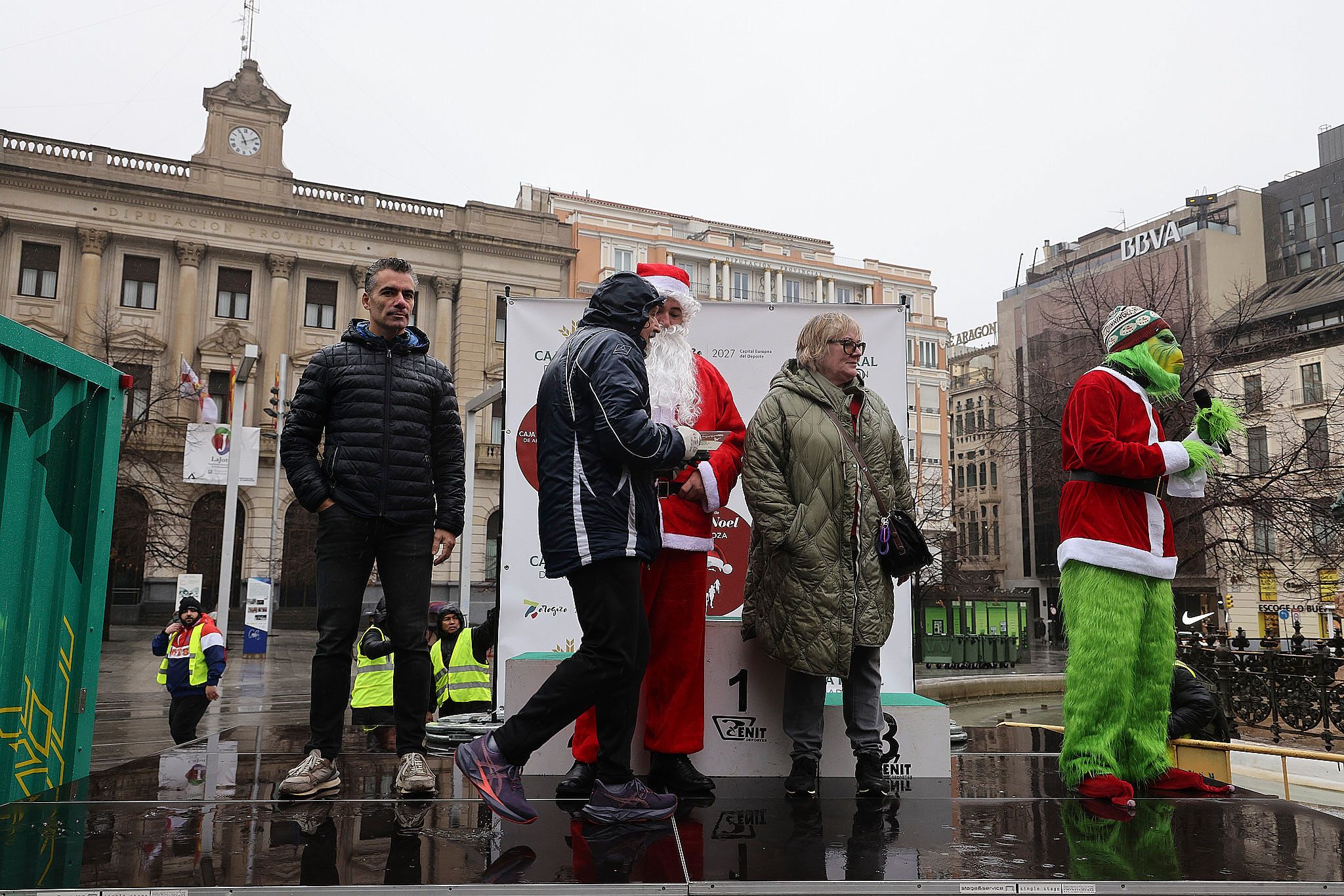 Las mejores fotos de la Carrera de Papá Noel de Zaragoza 2025. Plaza España. 0732
