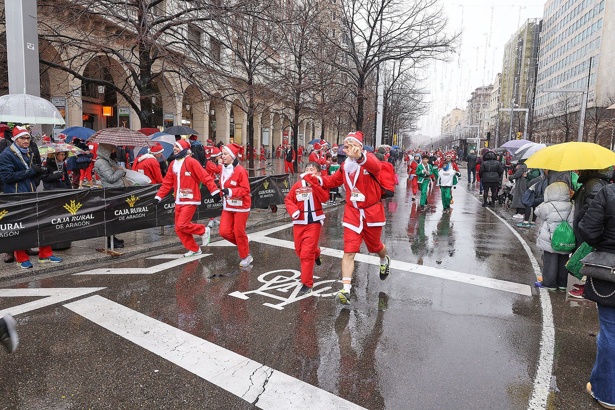 Las mejores fotos de la Carrera de Papá Noel de Zaragoza 2025. Plaza España. 0386