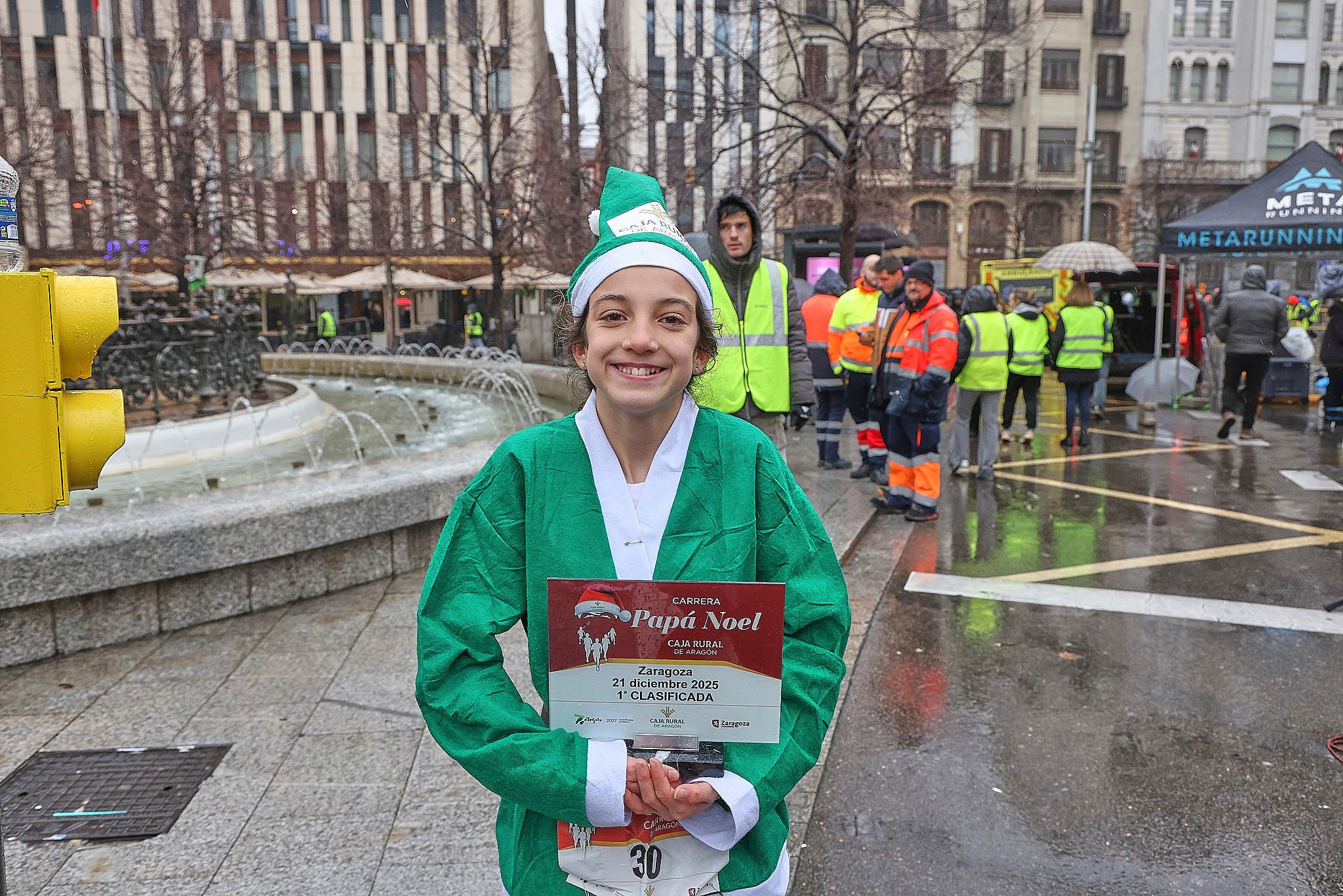 Las mejores fotos de la Carrera de Papá Noel de Zaragoza 2025. Plaza España. 0745