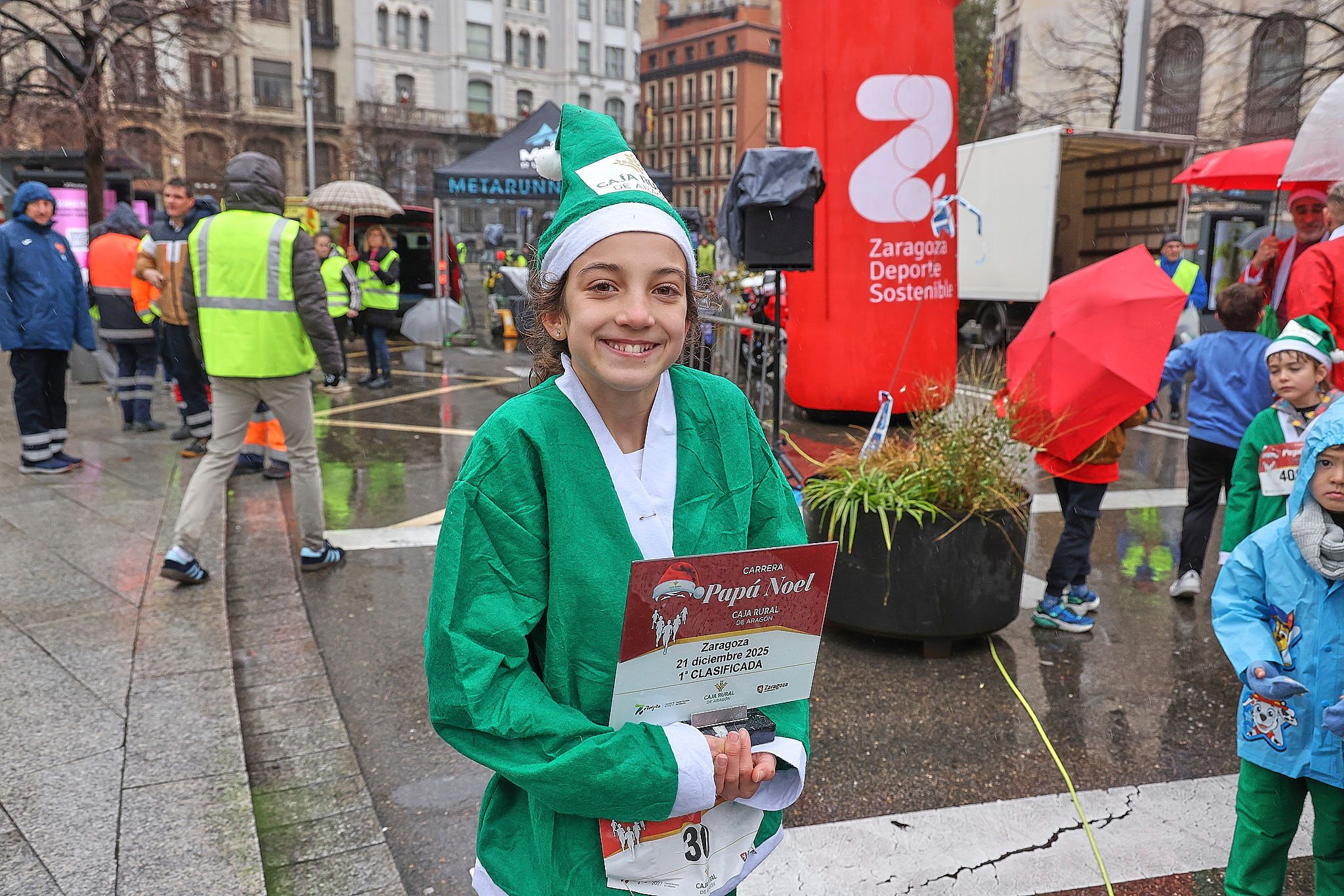 Las mejores fotos de la Carrera de Papá Noel de Zaragoza 2025. Plaza España. 0746