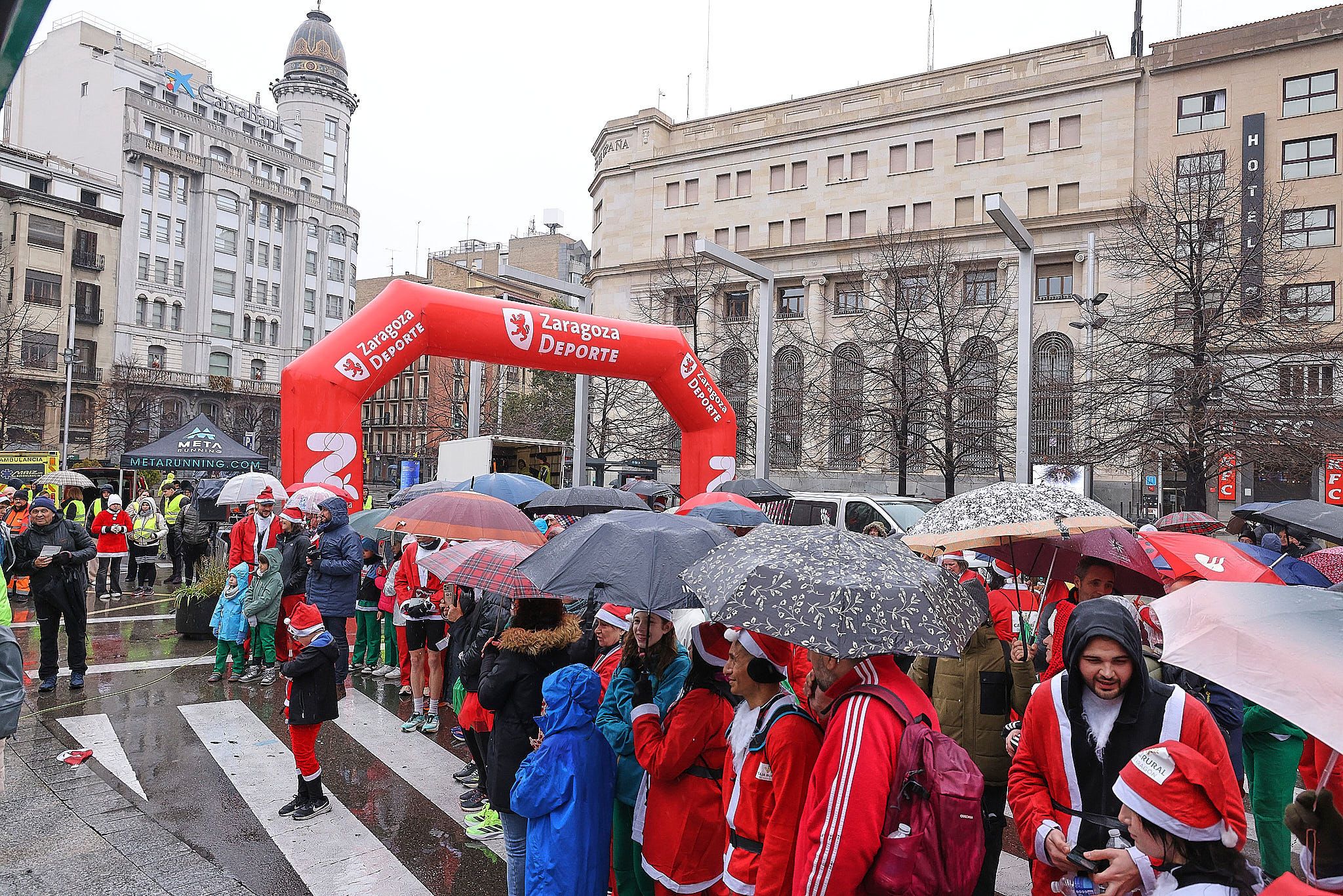 Las mejores fotos de la Carrera de Papá Noel de Zaragoza 2025. Plaza España. 0772