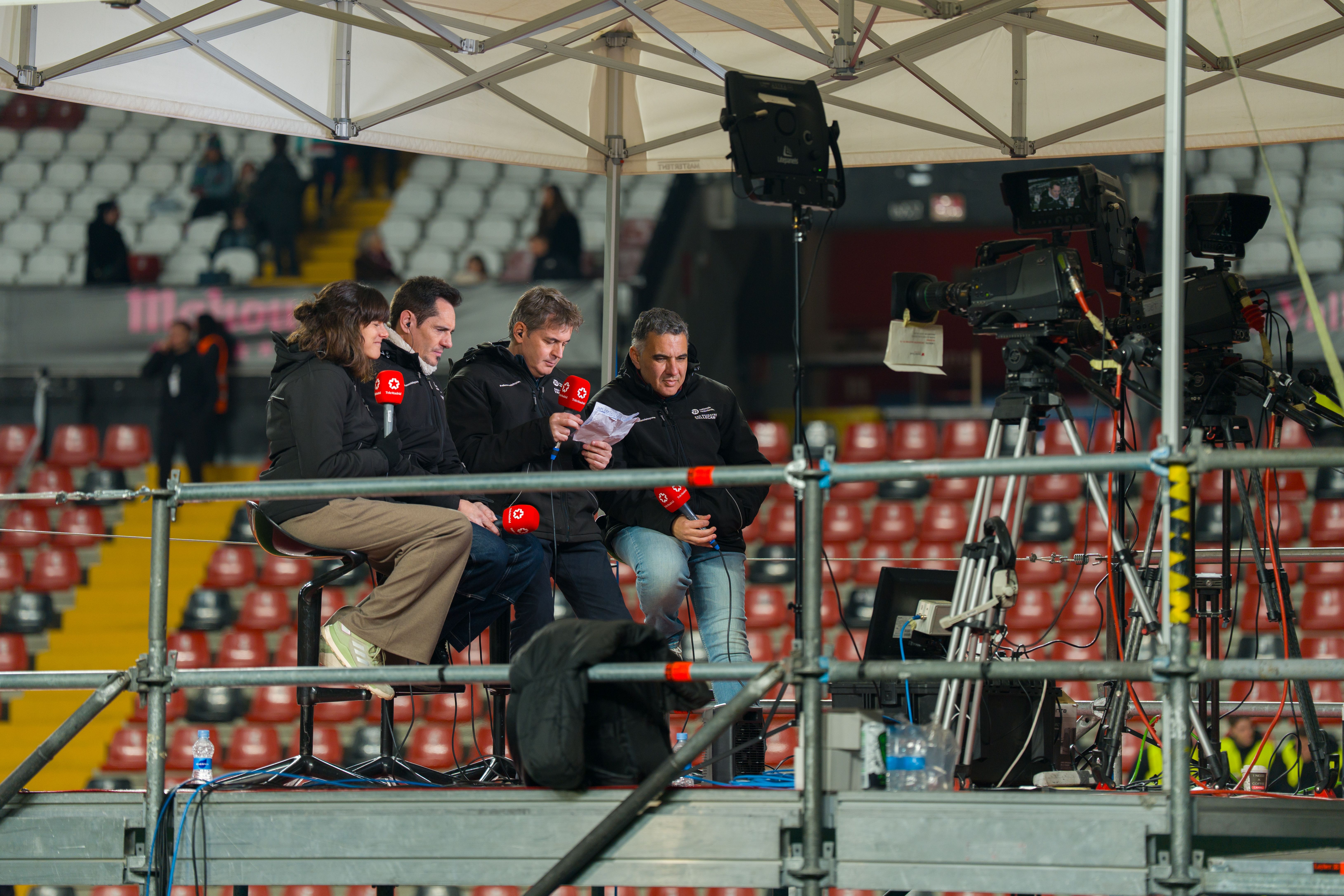 Ana Lozano, Javier Callejo, Juanma Cueto y Alberto Hernández, en el set de Telemadrid, justo al lado de la meta de la Nationale-Nederlanden San Silvestre Vallecana Internacional. LAST LAP / VSM PHOTOEVENTS