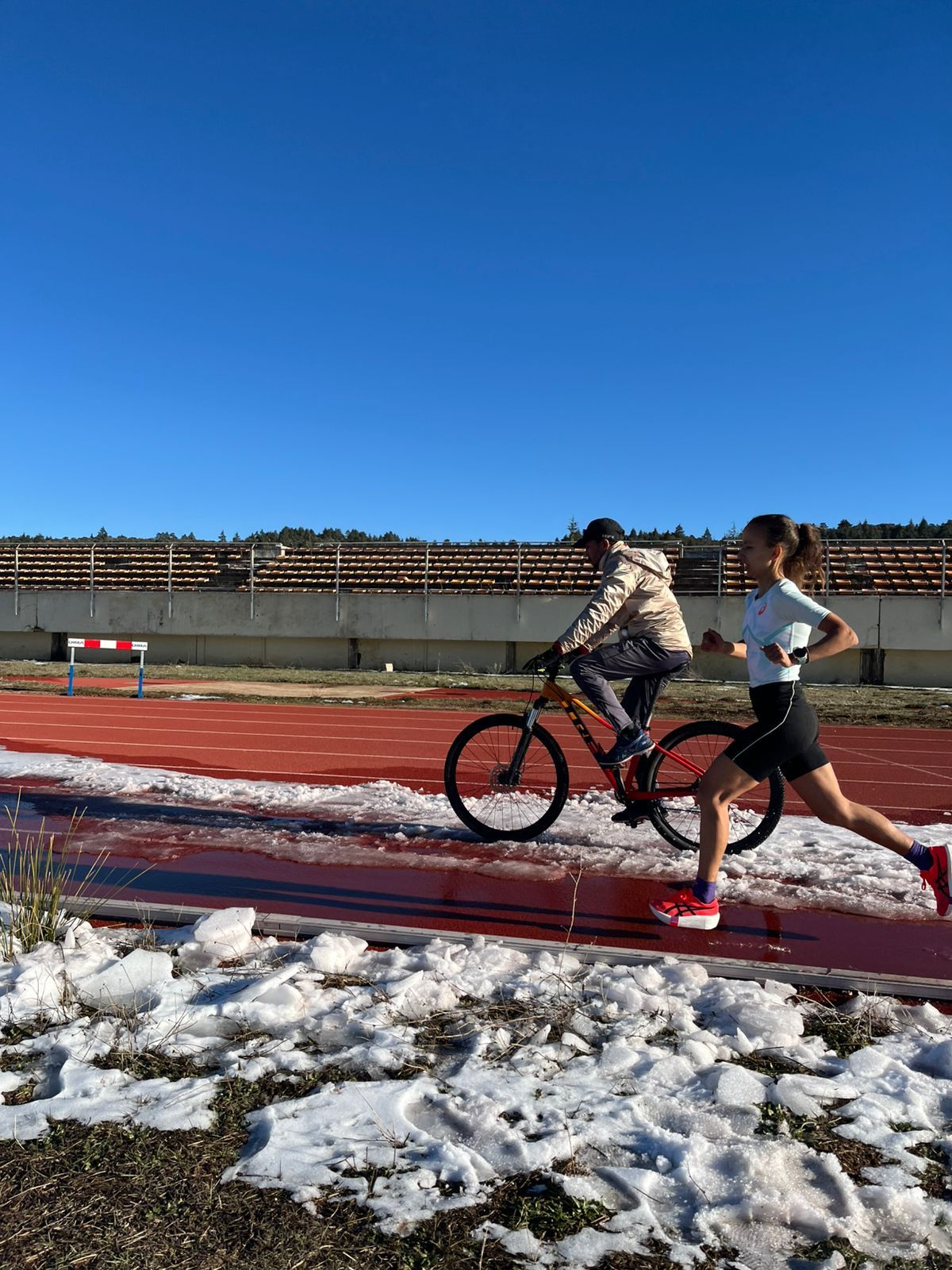 Ayad Lamdassem ayuda a Fatima Ouhaddou en los entrenamientos.