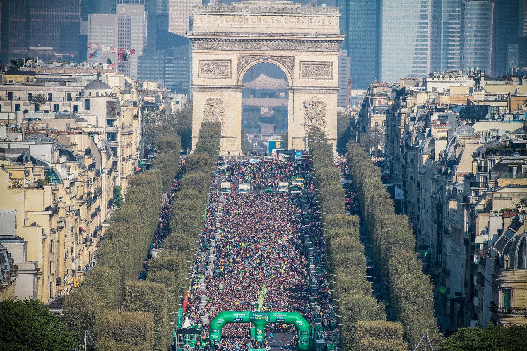 La espectacular salida del Maratón de Paris en los Campos Elíseos