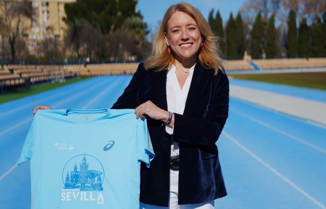 La Delegada de Deportes del Ayuntamiento de Sevilla, María Tena, con la camiseta ASICS del Zurich Maratón de Sevilla 2026