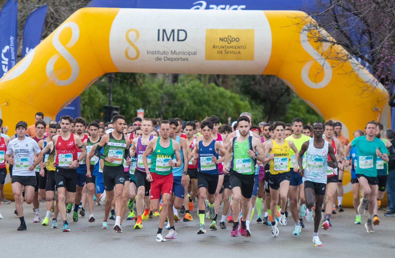 Imagen de la salida del 5K del Zurich Maratón de Sevilla