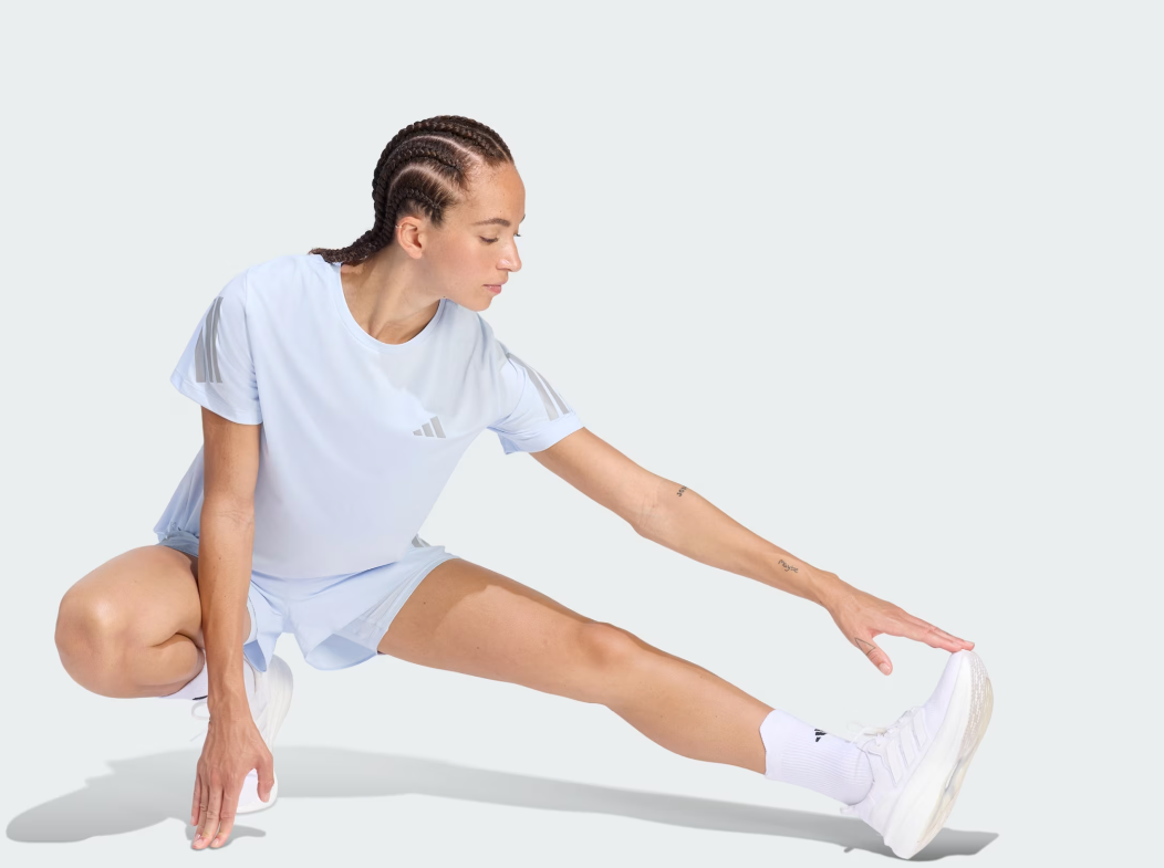 Formidable conjunto, para correr en cinta, de la colección adi365 de adidas