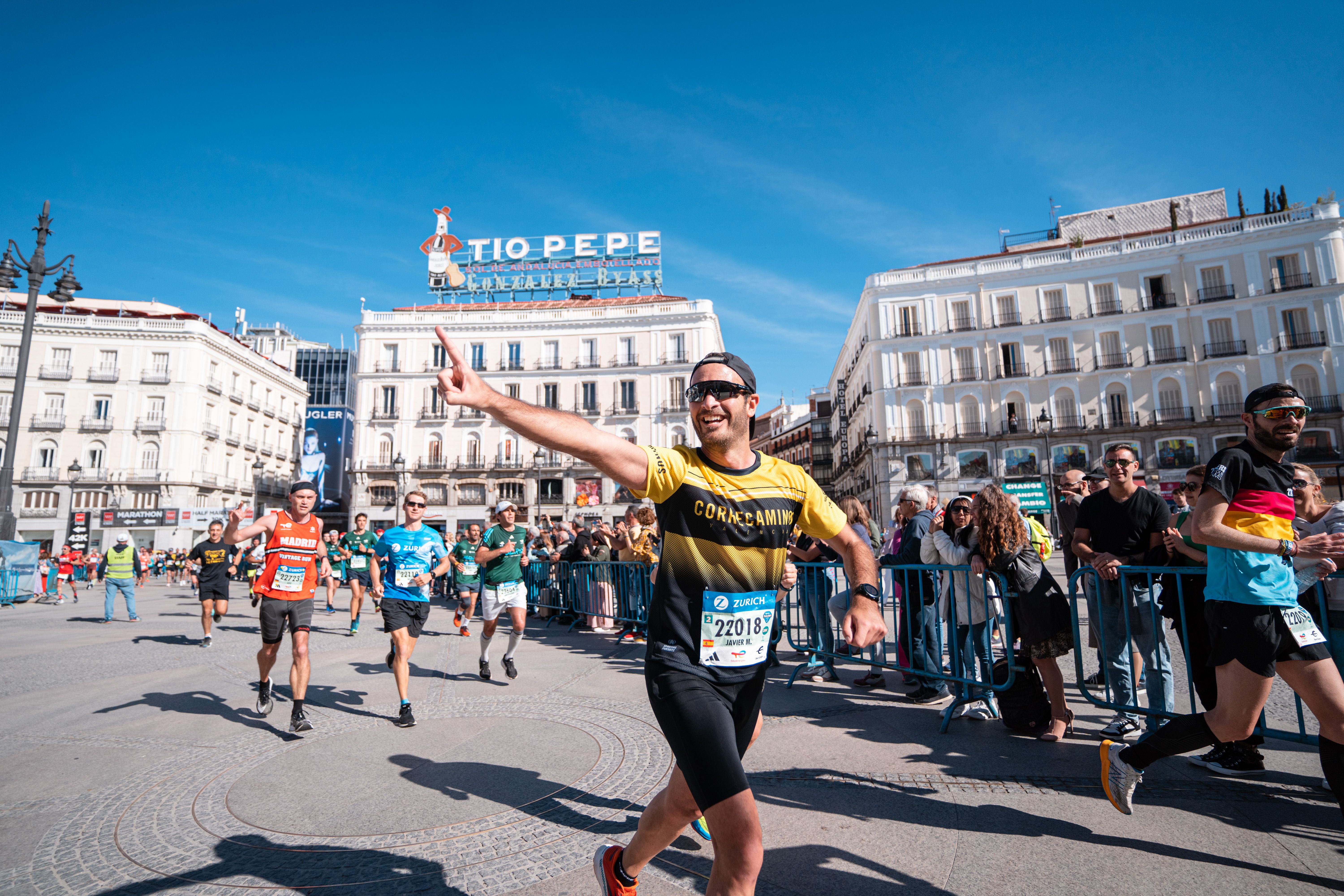 Un corredor atravesando la Puerta del Sol de Madrid en el Zurich Rock’n’Roll Running Series Madrid. SPORTMEDIA.