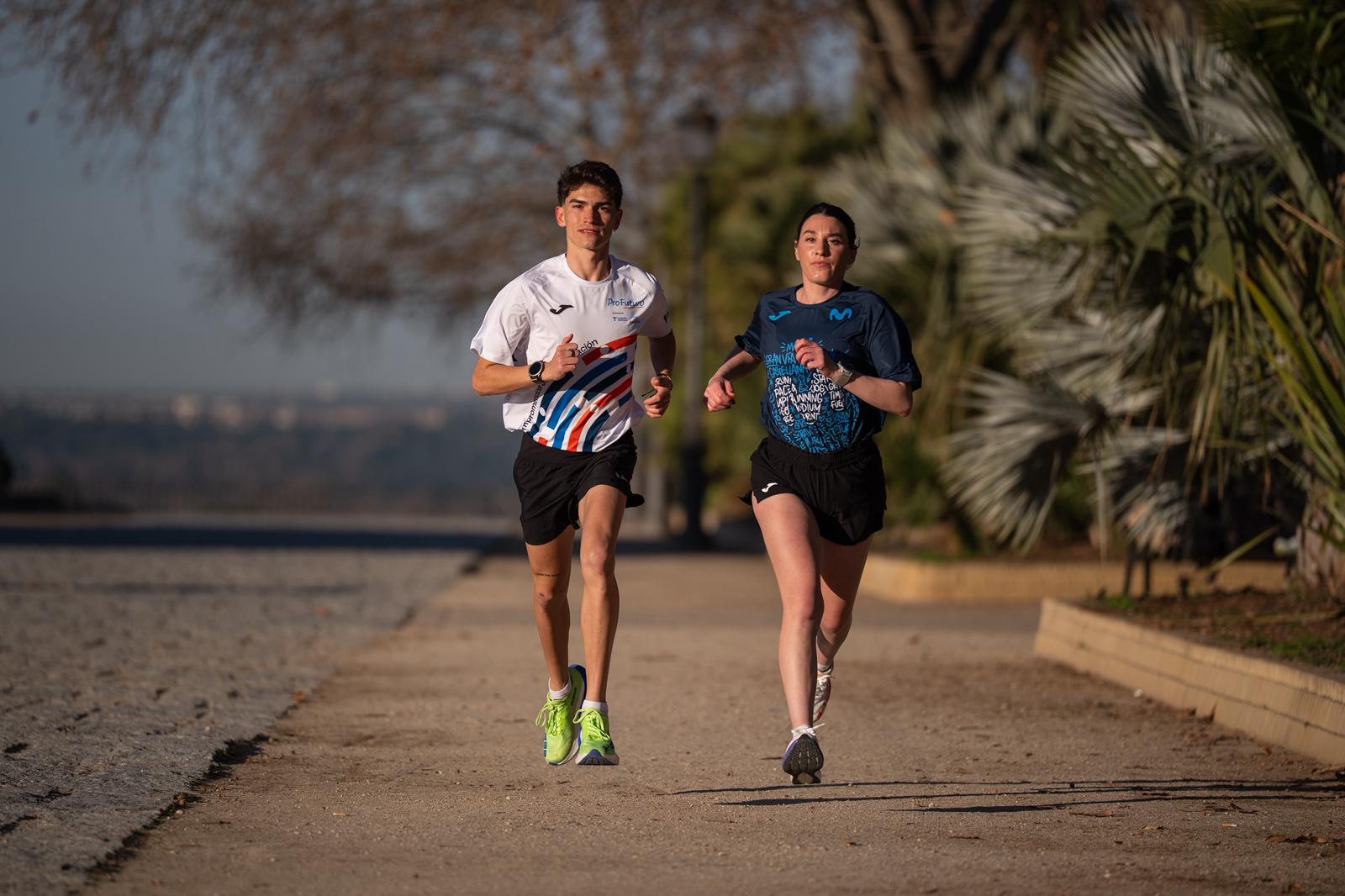 Los atletas Joma María José Peréz y Esteban Patiño con las camisetas del Movistar Madrid Medio Maratón y la Carrera Profuturo 2026