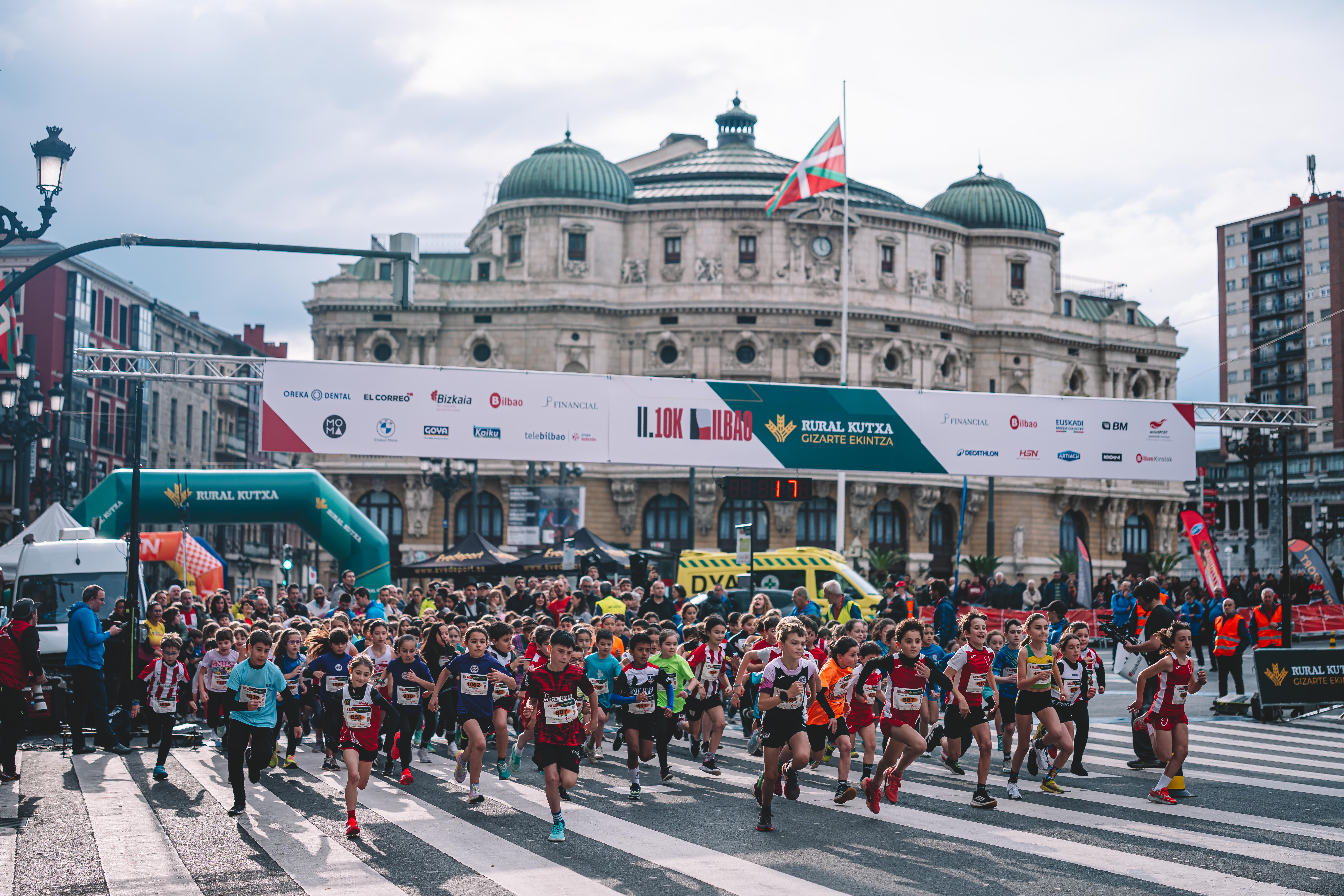La salida de las pruebas infantiles con la imponente estampa del Teatro Arriaga. @fotorunners.es  