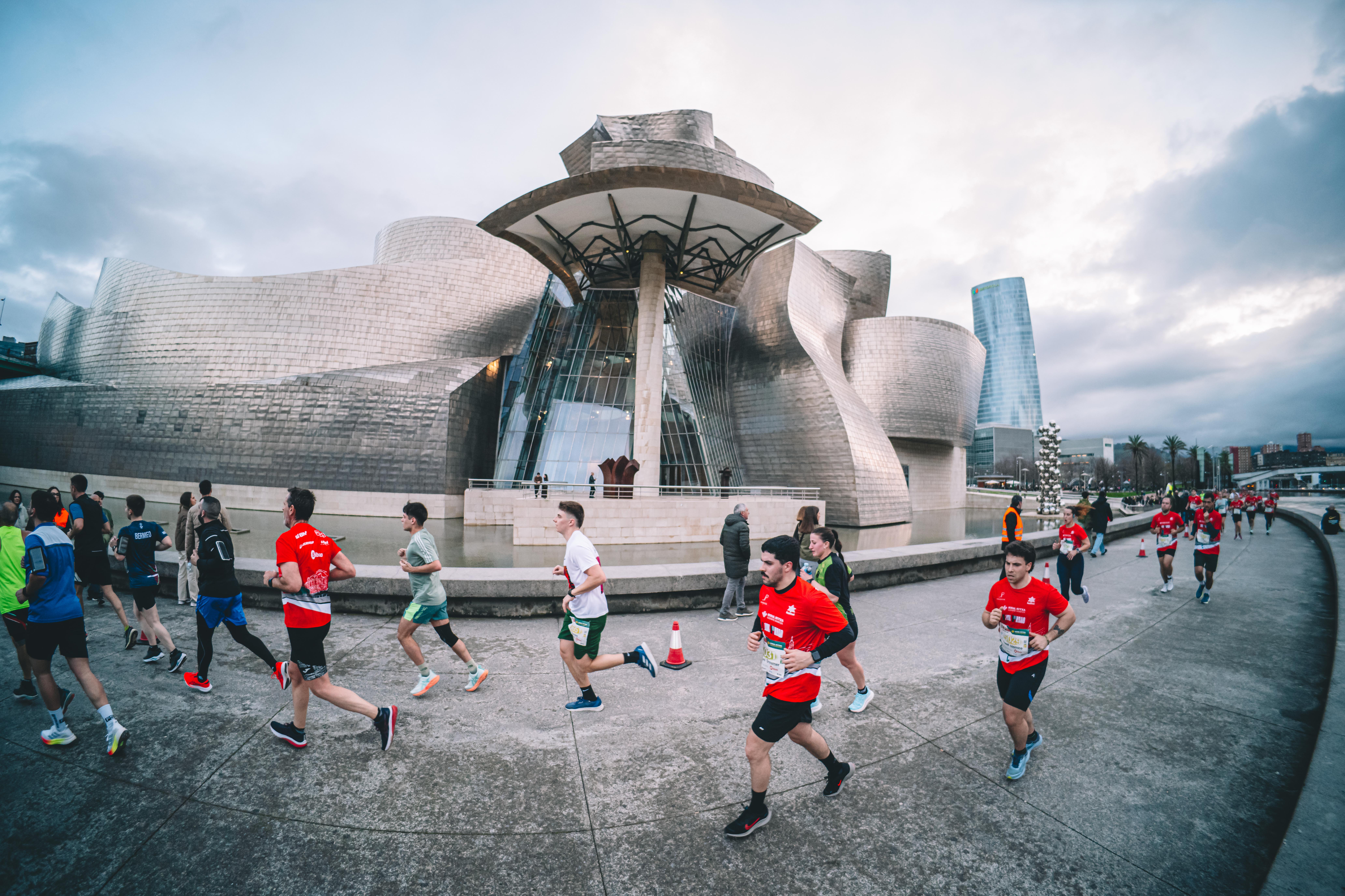 El 10K Bilbao a su paso por el Museo Guggenheim. @fotorunners.es   