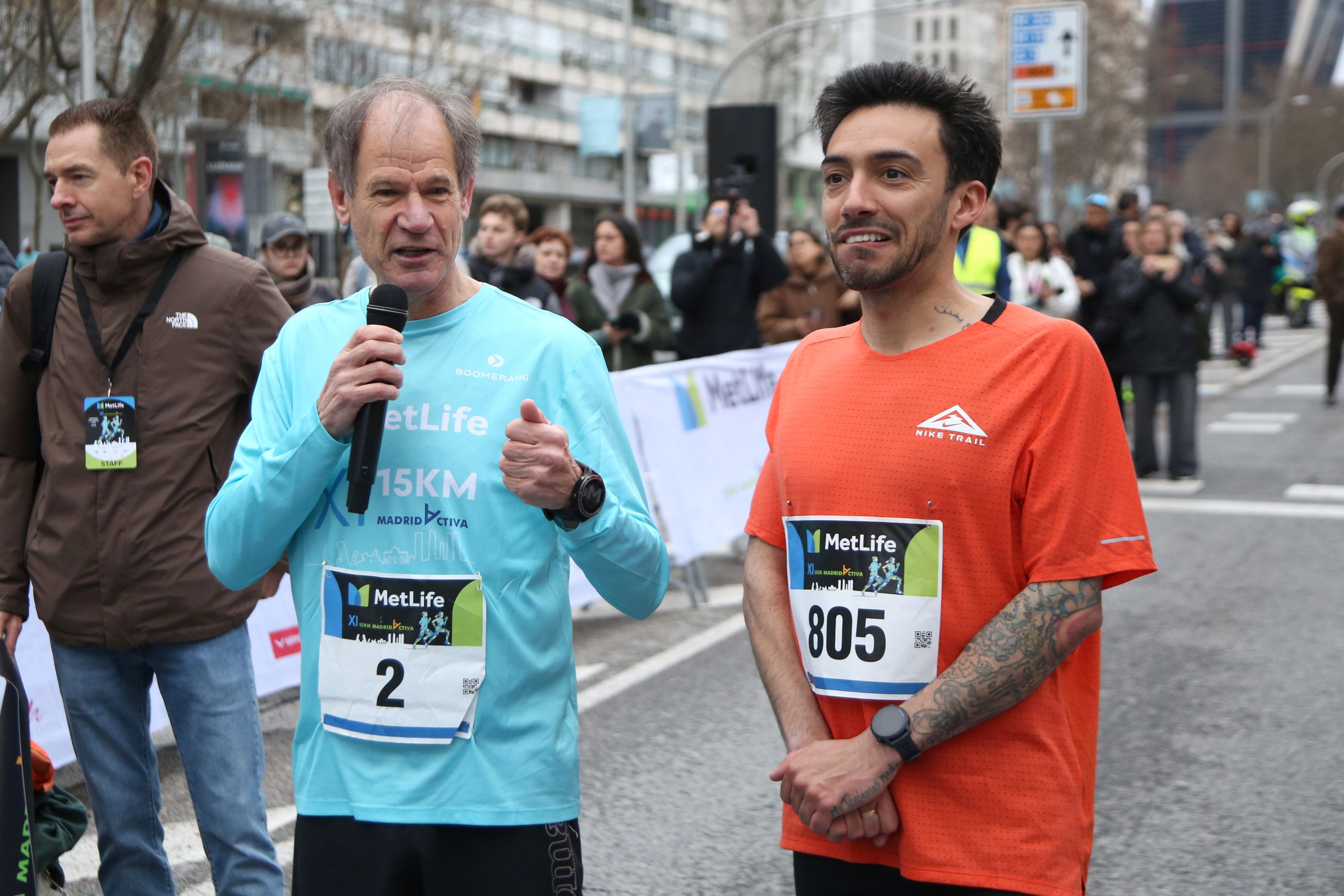 Abel Antón, saludando a los participantes en compañía de Fernando Carro (con quien corrió los 15 Km MetLife Madrid). ÁNGEL RIVAS
