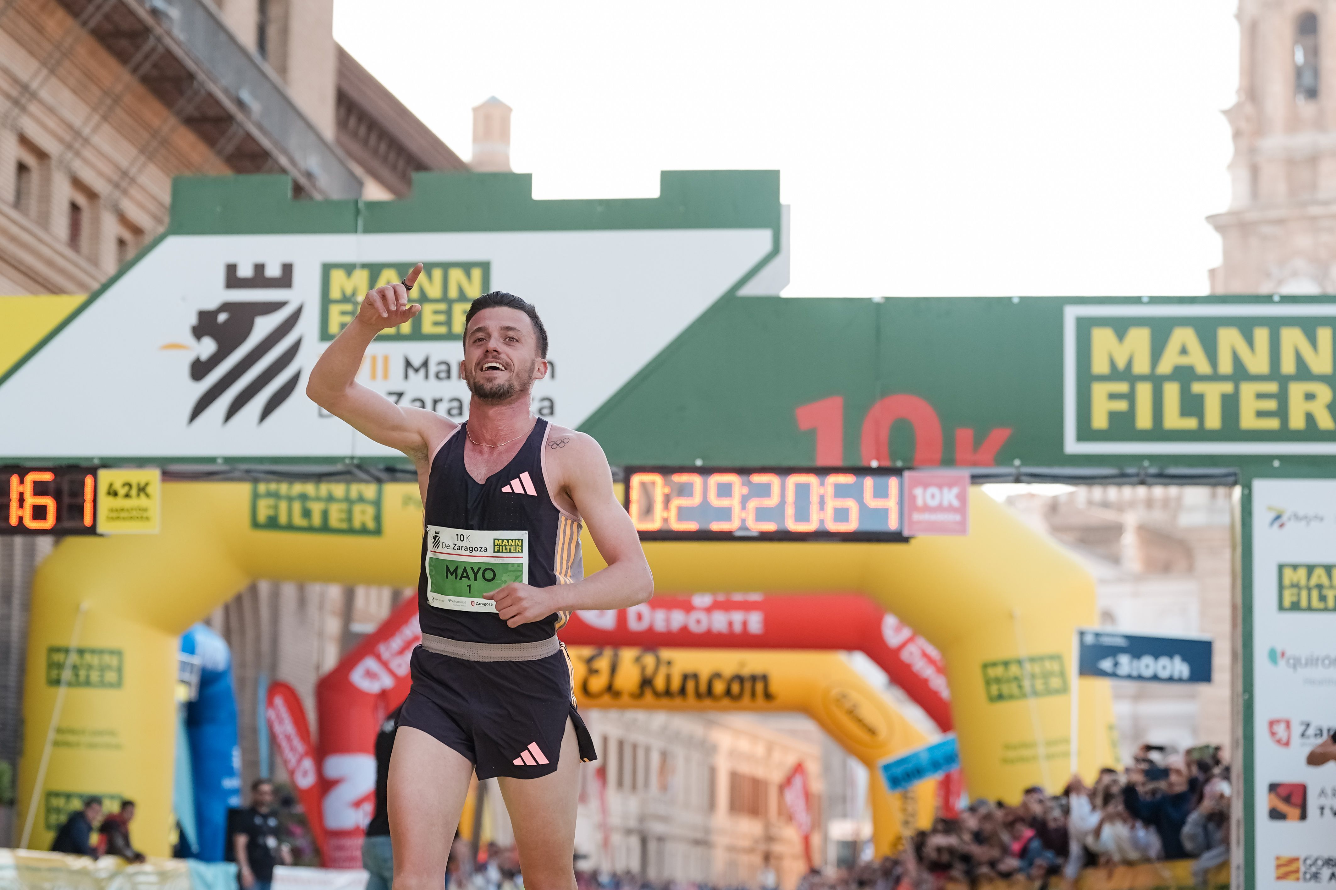 Carlos Mayo es el gran dominador del 10K Mann-Filter Maratón de Zaragoza; aquí le vemos ganando la edición de 2024. SPORTMEDIA