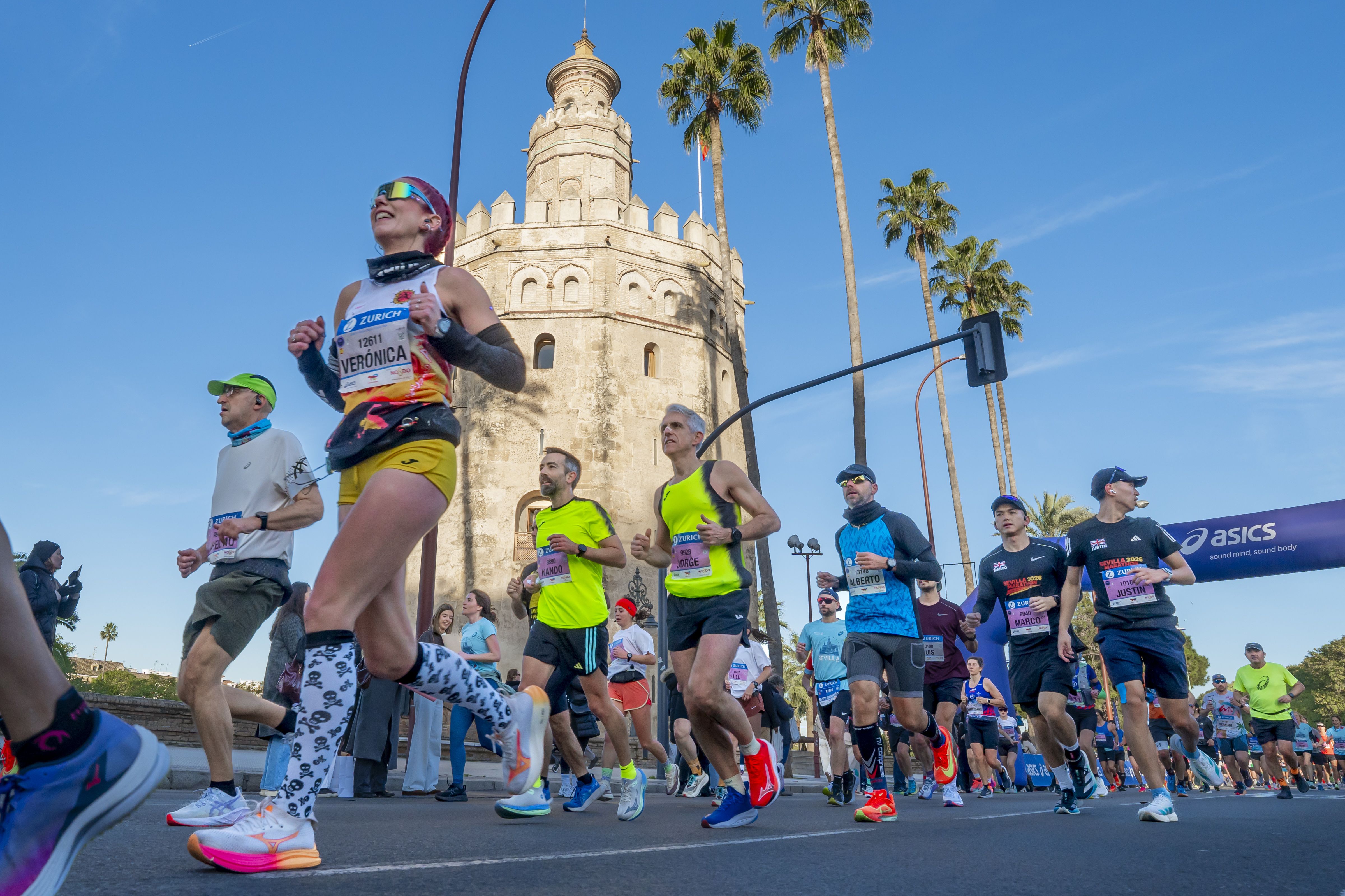 Corredores del Zurich Maratón de Sevilla al paso por la Torre del Oro