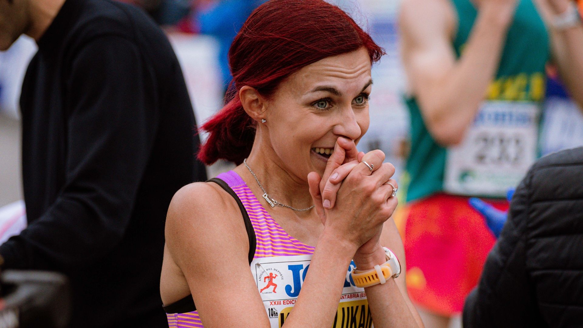 Klara Lukan celebrando el récord de Europa de 10 kilómetros en Laredo. JUAN FERNÁNDEZ.