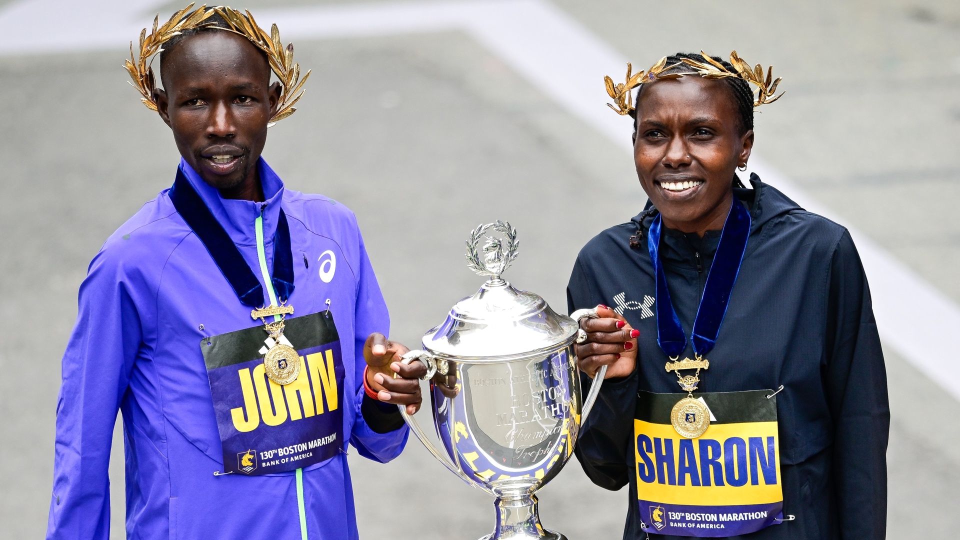 John Korir y Sharon Lokedi tras vencer en el Maratón de Boston 2026.