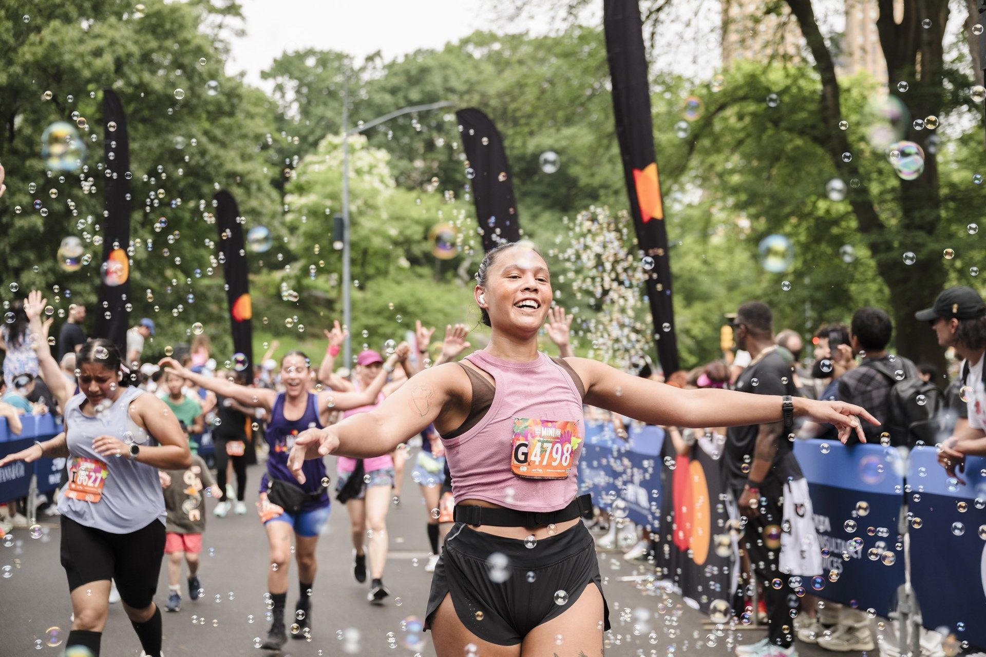 Emoción en la línea de meta de la "Mastercard New York Mini 10K", la carrera de mujeres de la ciudad americana.