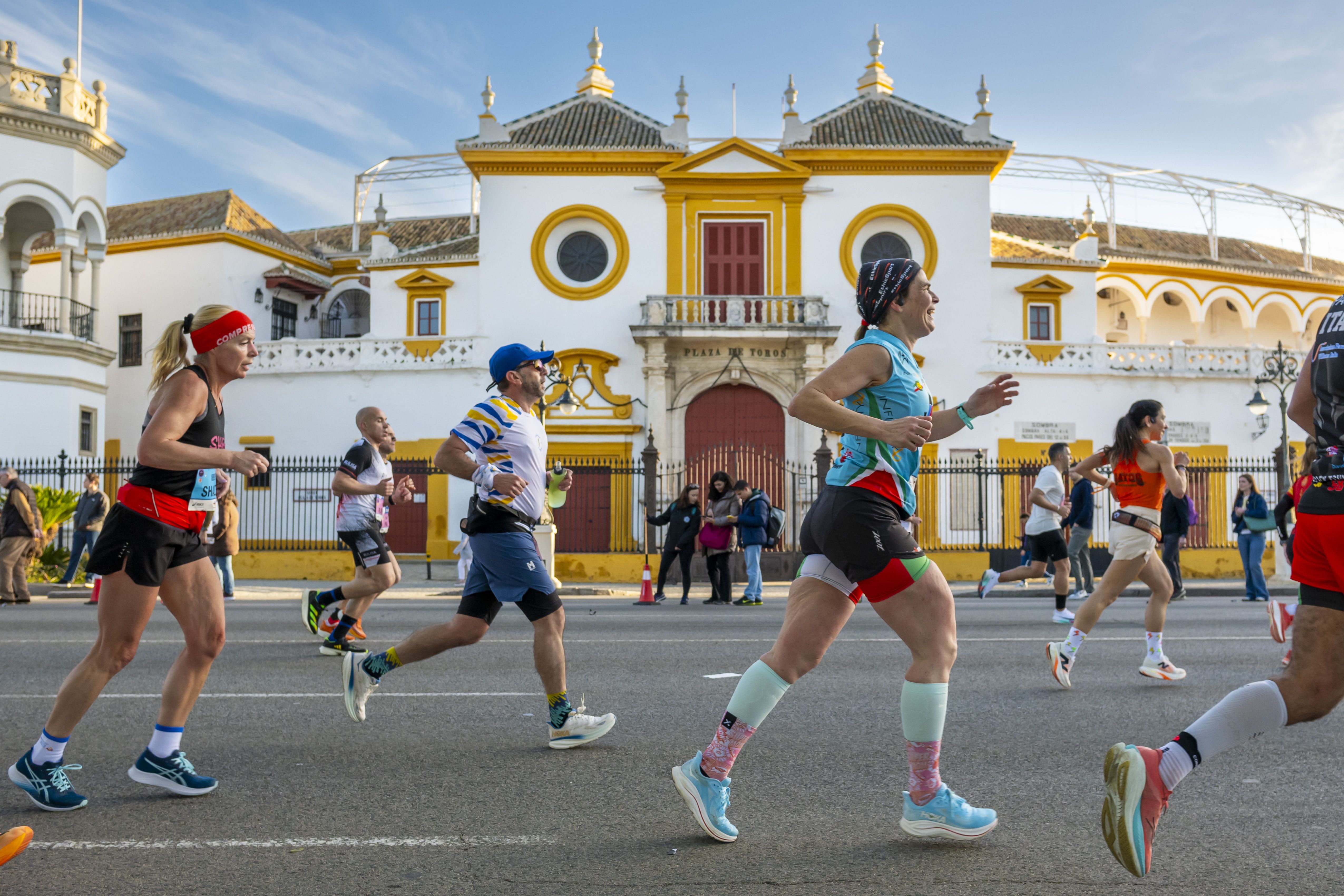 Corredores del Zurich Maratón de Sevilla al paso por la Maestranza
