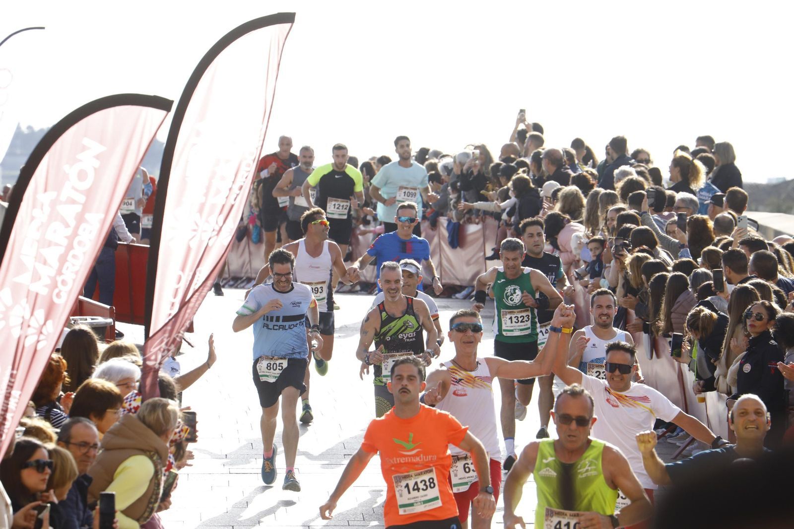 Corredores de la Media Maratón de Córdoba en la meta de la Puerta del Puente