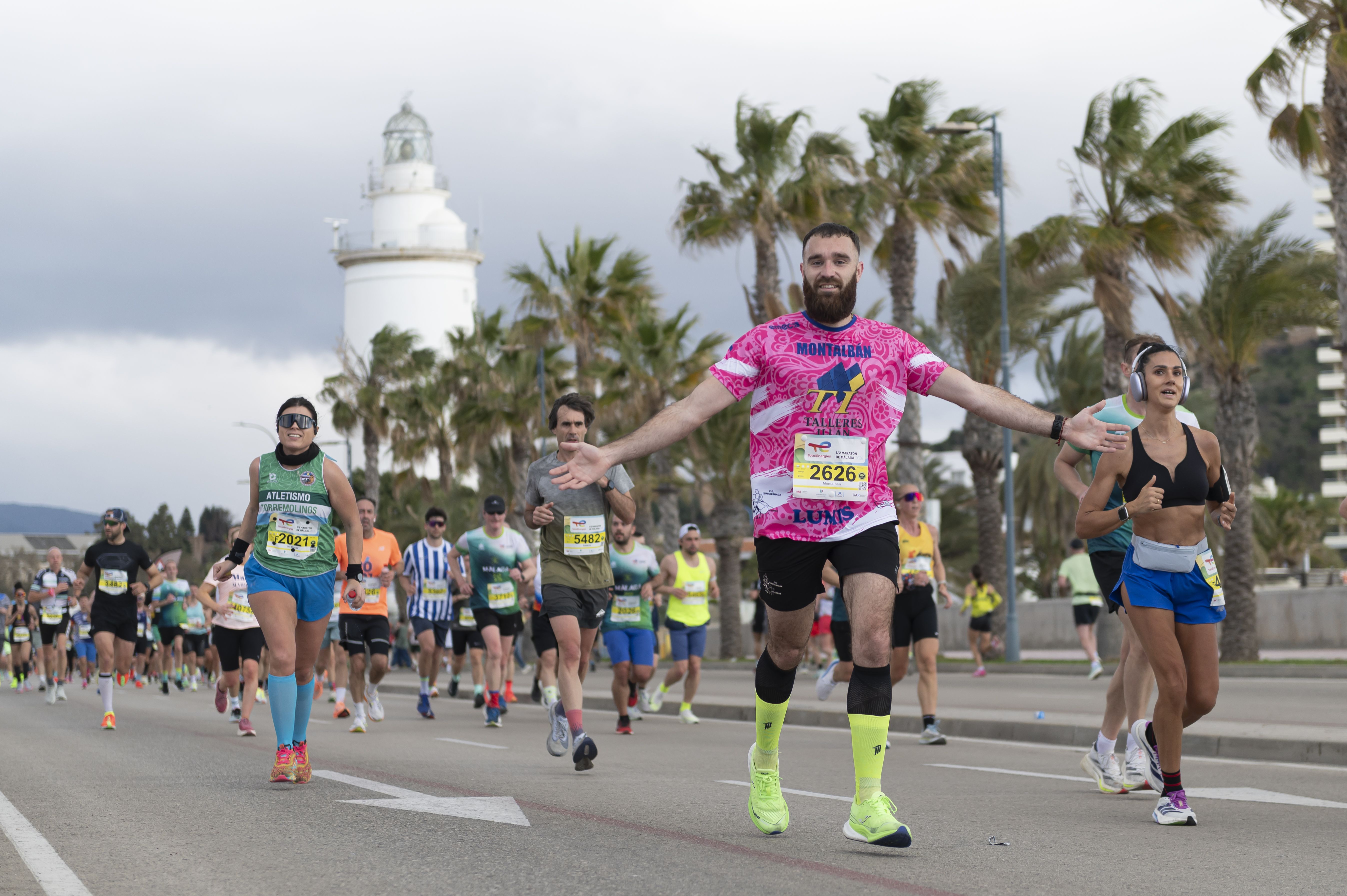 Imagen del TotalEnergies Media Maratón Ciudad de Málaga al paso por La Farola.