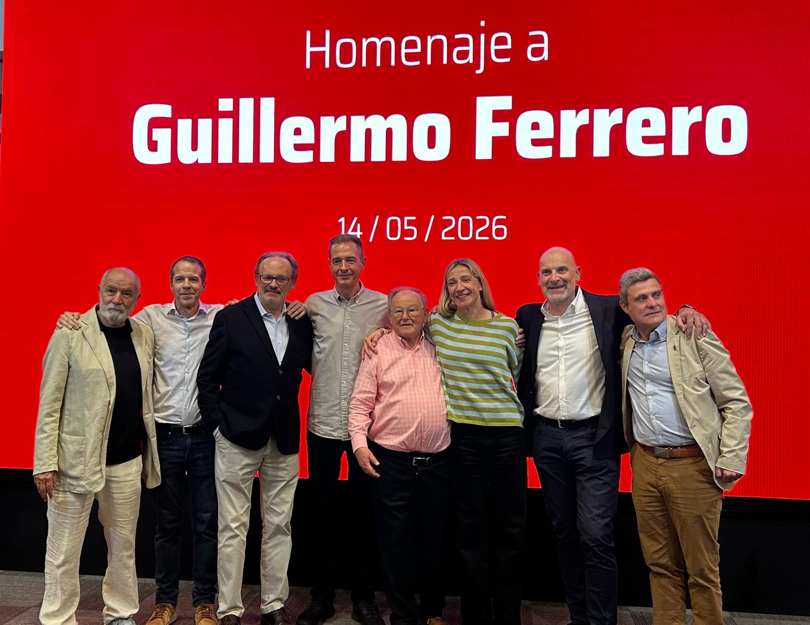 Guillermo Ferrero en compañía de miembros del comité organizador del homenaje / Foto: Miguel Calvo