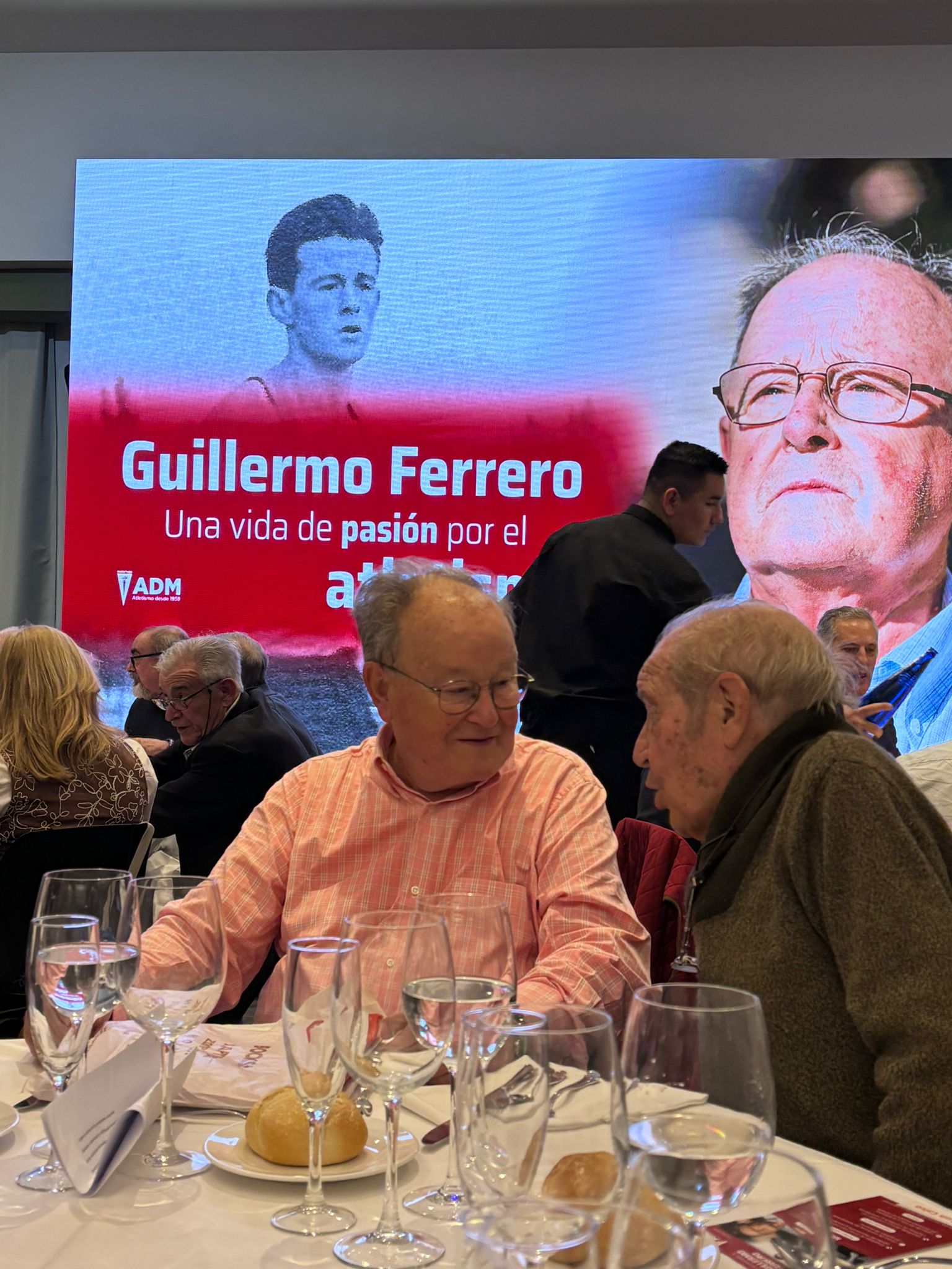 Más de 60 años regalando su tiempo y su cariño a miles de personas merecían un emotivo homenaje