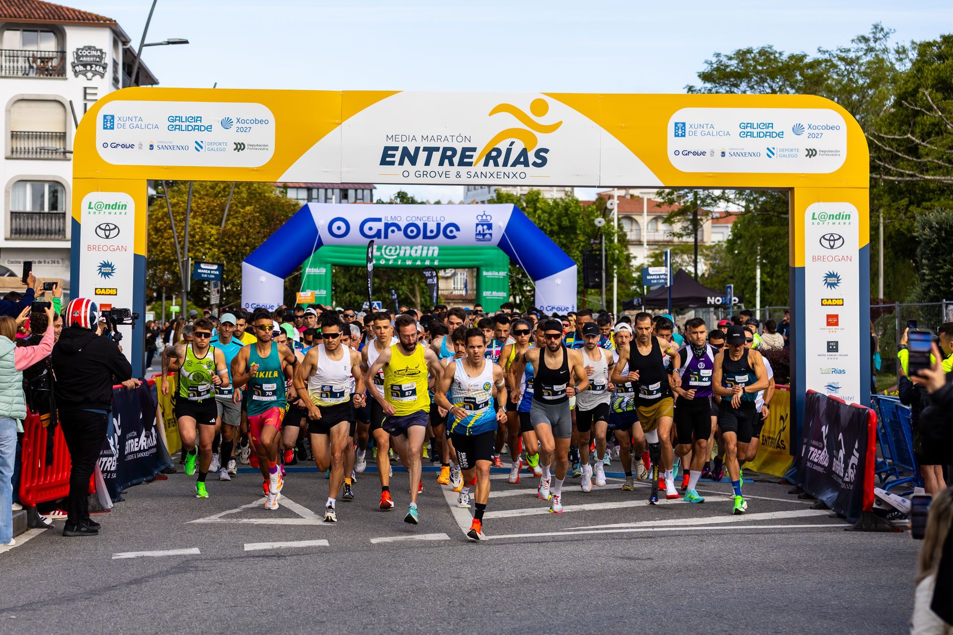 Más de 3.000 corredores consolidan el Medio Maratón Entre Rías