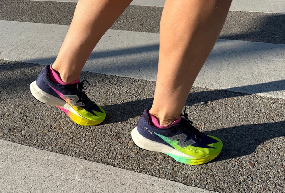 La NB FuelCell SuperComp Elitev5 es una una zapatilla de competición pensada para correr rápido.