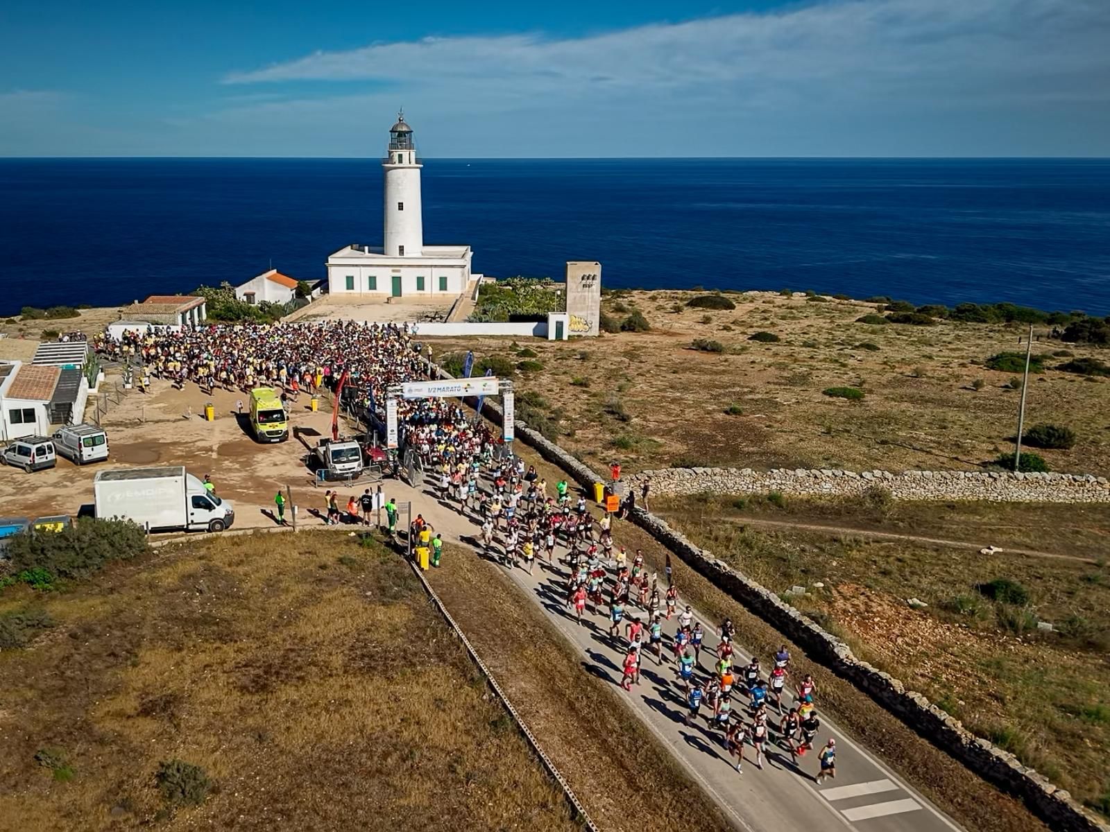 La salida desde el faro de la Mola es el momento más icónico de la Mitja Marató de Formentera.