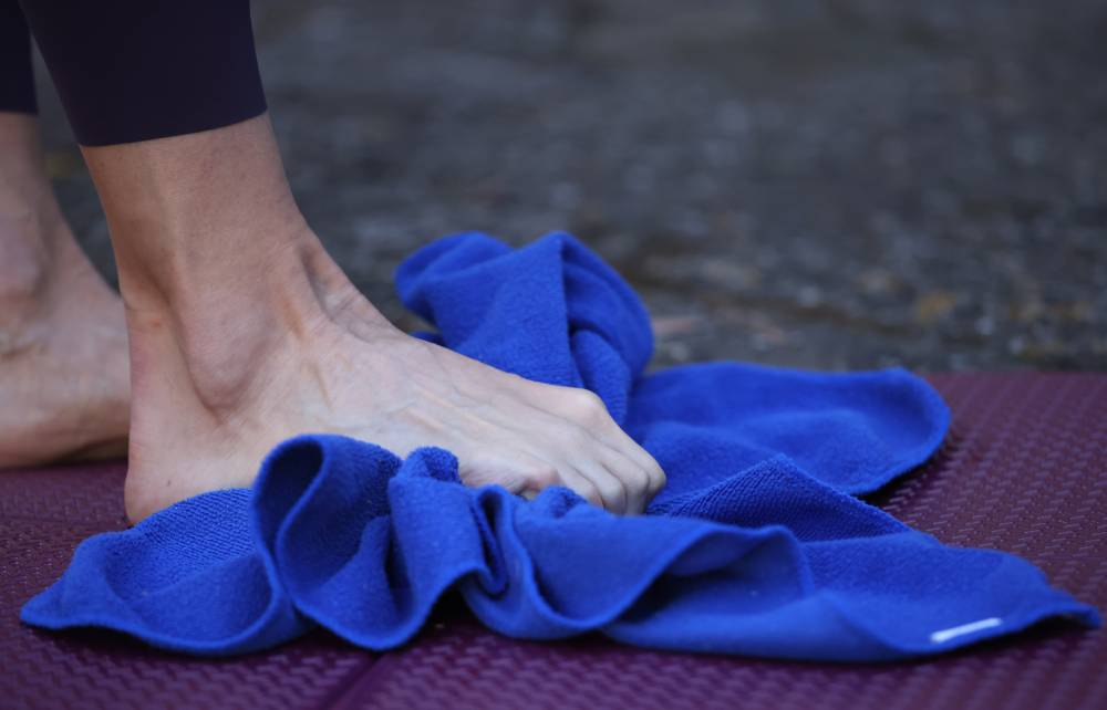 Trabajo de musculatura intrínseca del pie (Foot Core)  recoger toalla