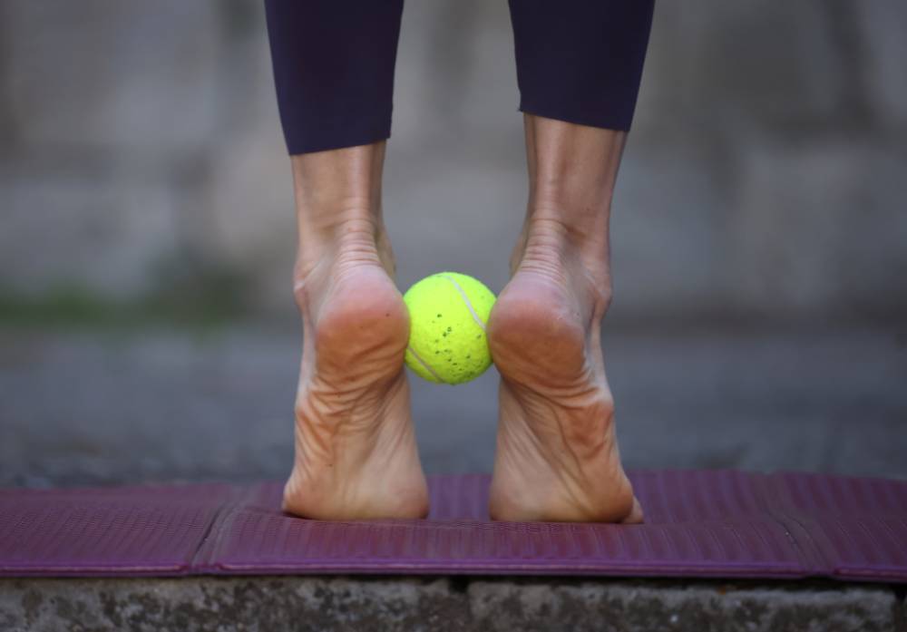Elevación talones con pelota