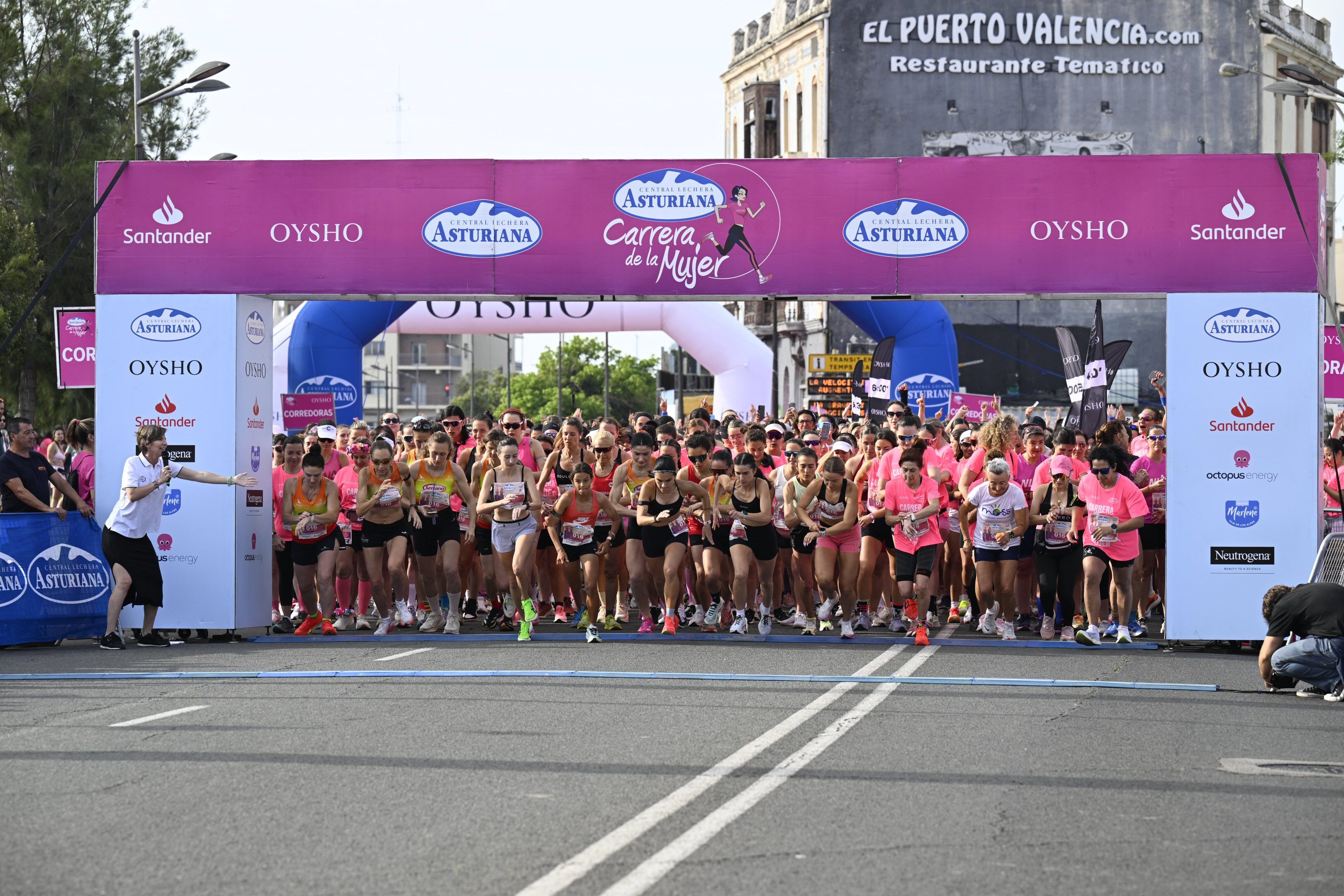 Más de 6.000 mujeres de reúnen en la gran fiesta de la Carrera de la Mujer de Valencia