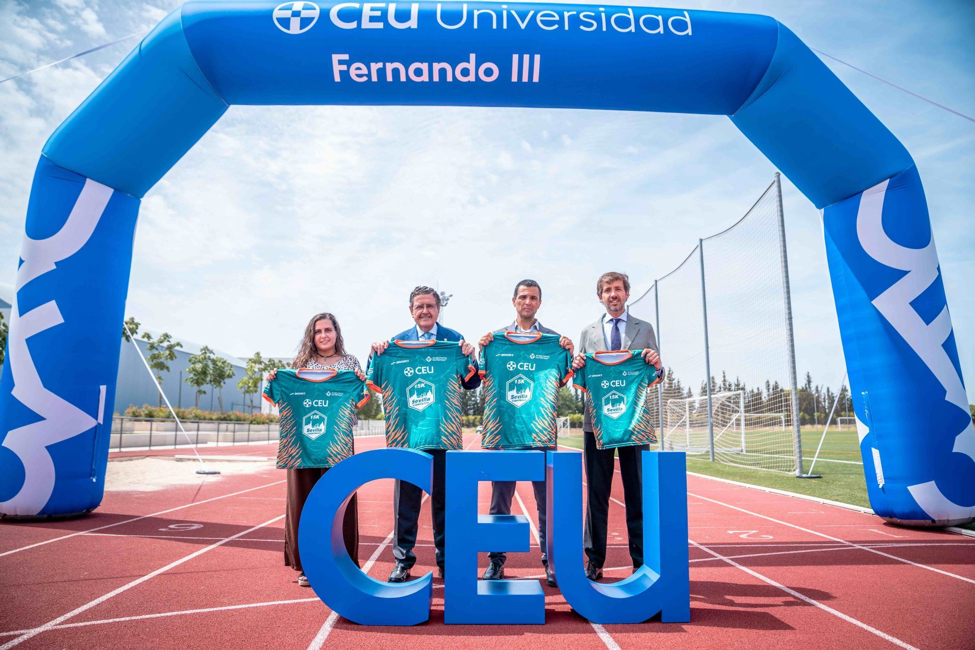 La tercera edición del CEU Sevilla 15k Experience presenta su camiseta oficial.
