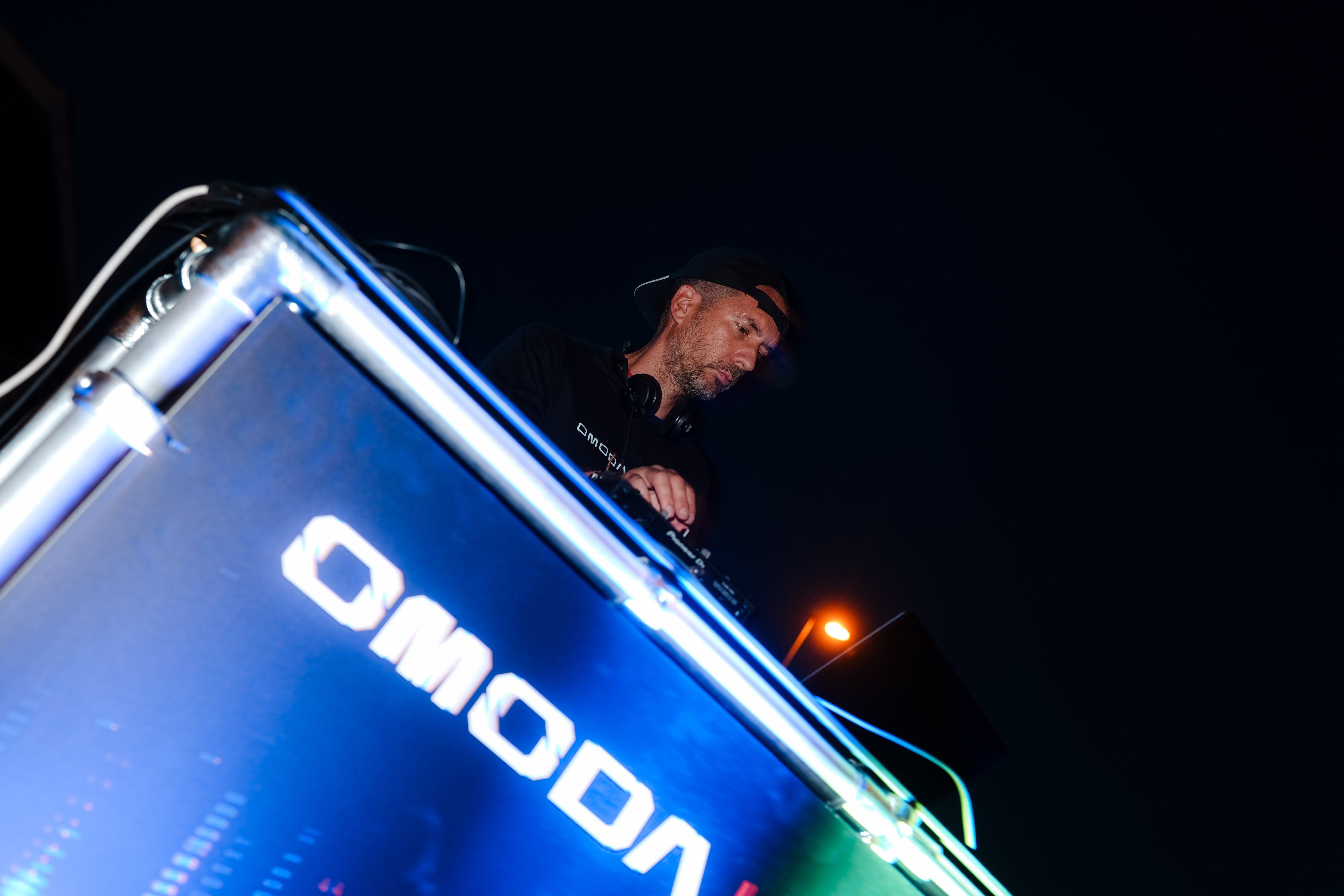 Las mejores fotos de La Nocturna de OMODA & JAECOO, VARTA Y HOKA. 260627 221928sm01603