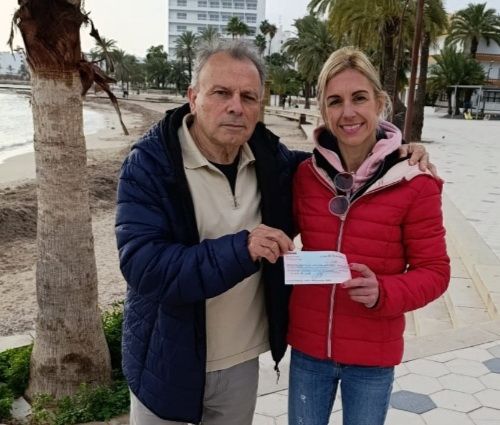 Pep Ribas y Verónica Castro en la entrega del cheque