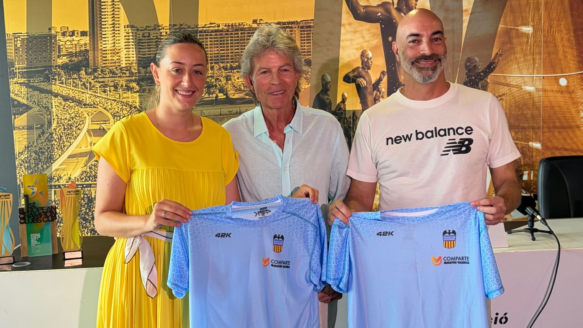 De izquierda a derecha Rocío Gil, concejala de Deportes del Ayuntamiento de Valencia, Rafa Blanquer, presidente del VCA y Juan Manuel Botella, director general de la SD Correcaminos.