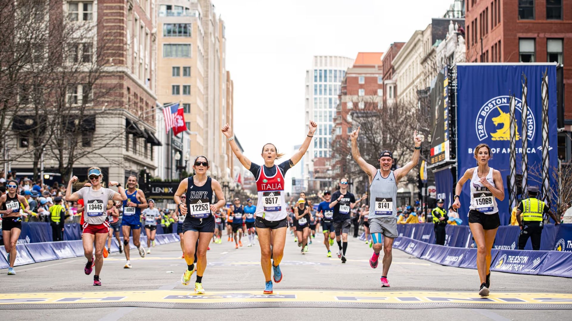 Una imagen de la línea de meta del Maratón de Boston.