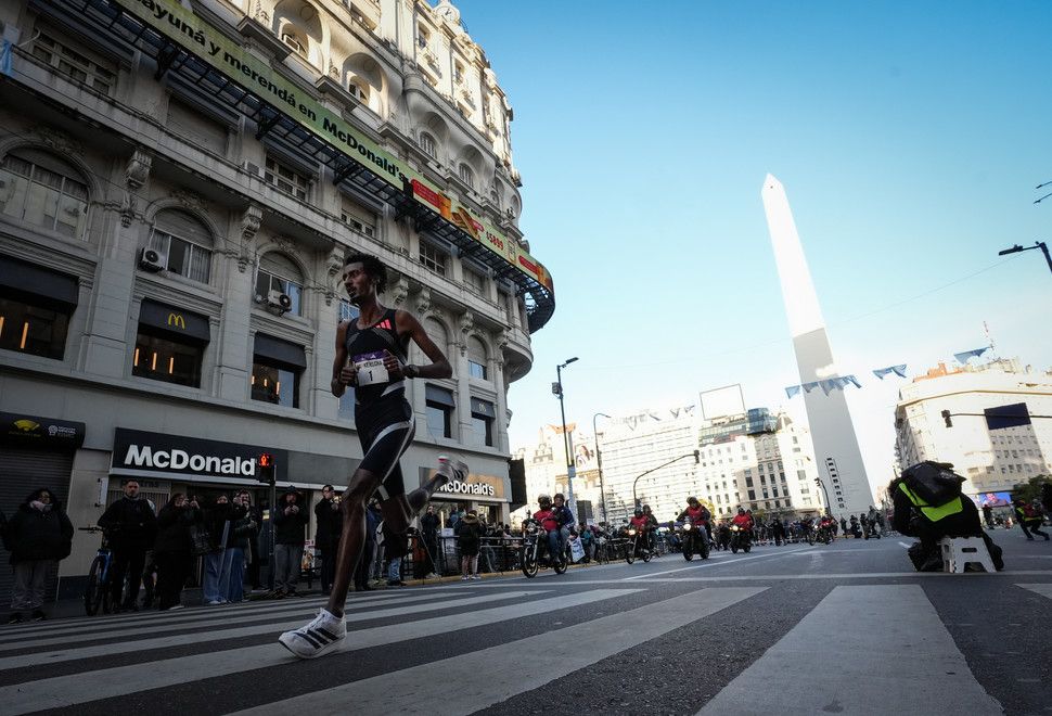 Yomif Kejelcha bate el récord del mundo de medio maratón en Buenos Aires