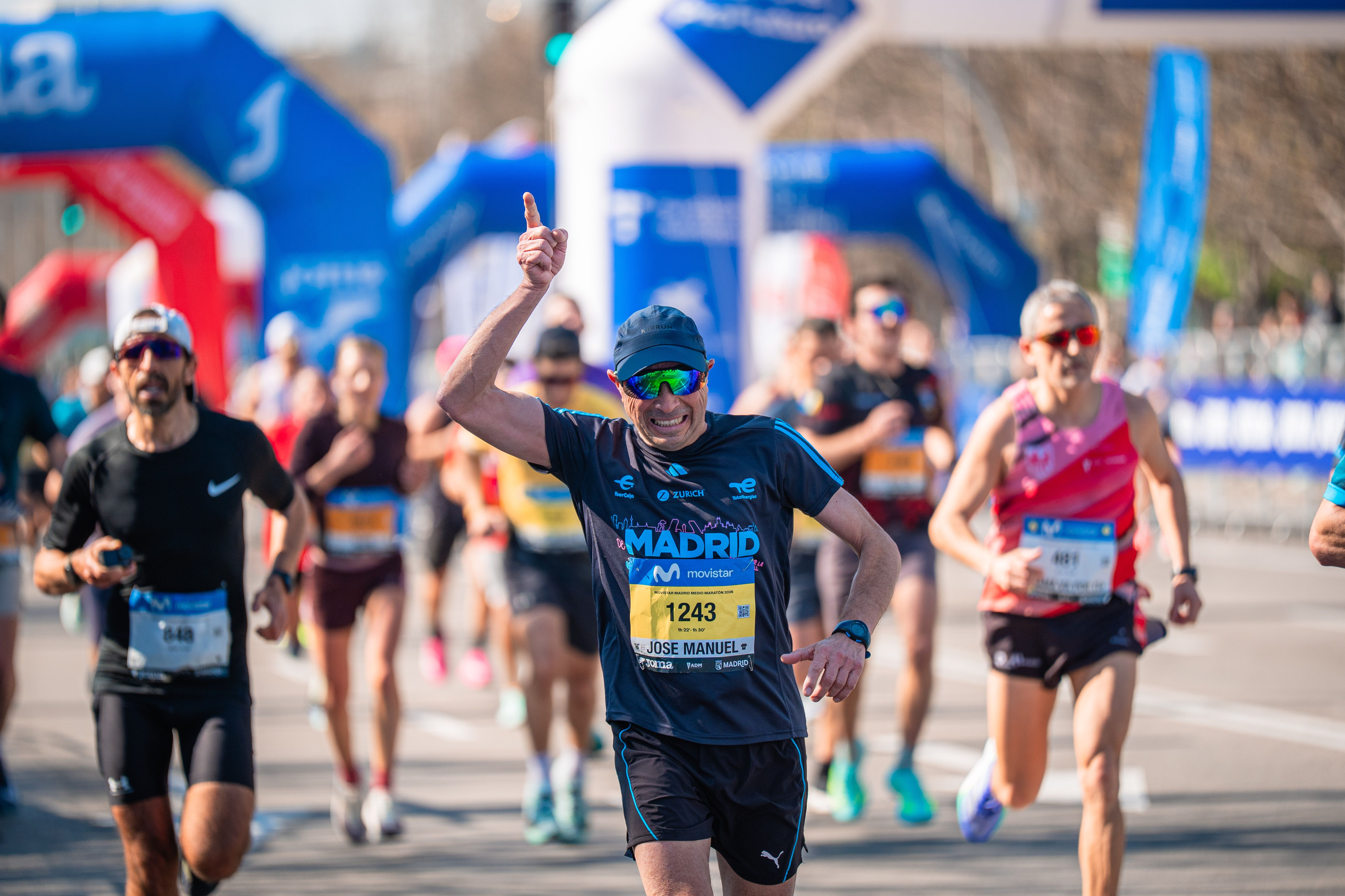 La emoción de la línea de llegada de la Movistar Madrid Medio Maratón junto a la Plaza de Colón