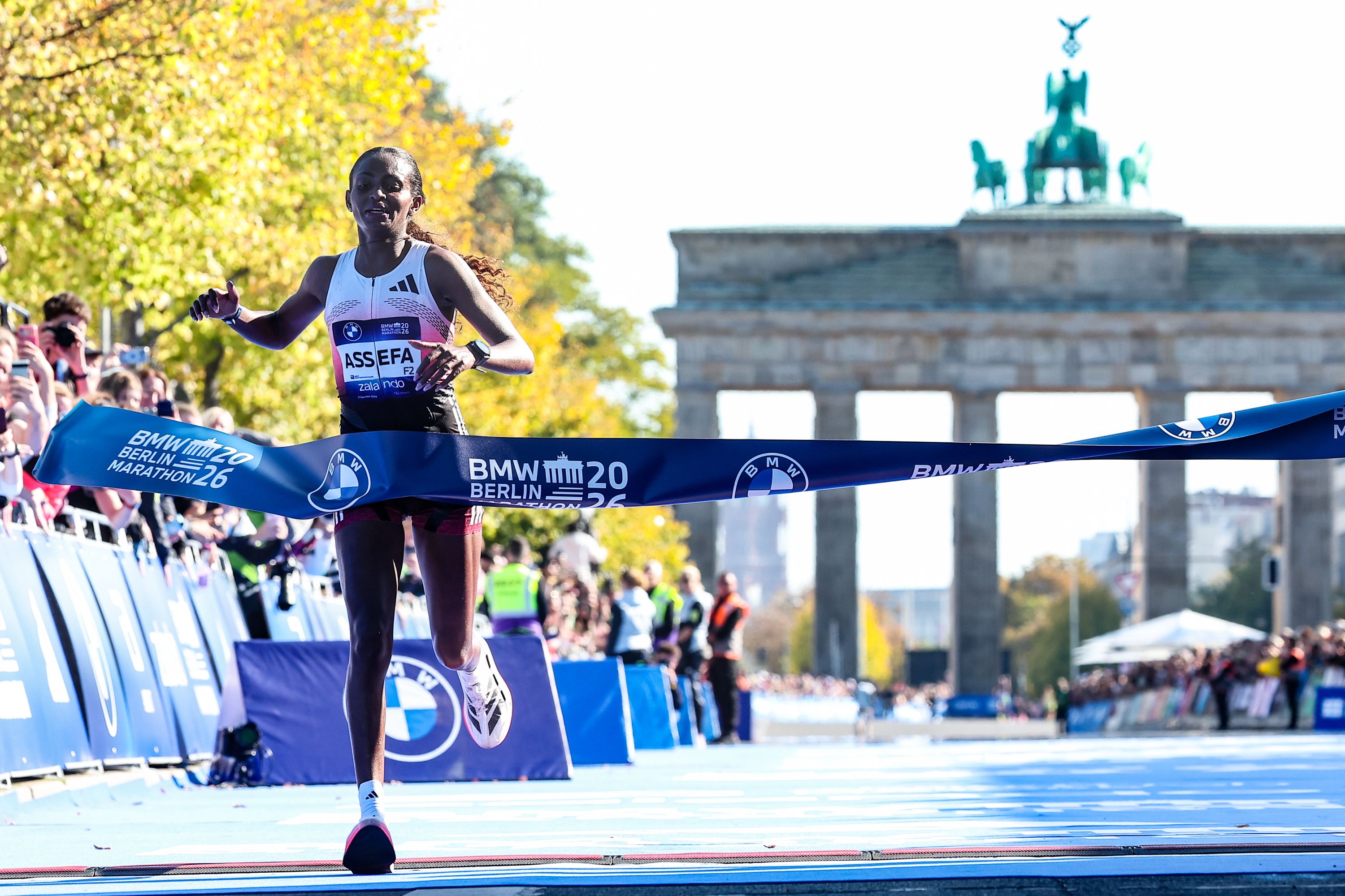 Tigst Assefa, vendedora del Maratón de Berlín con 2h 11'04, nuevo récord del circuito