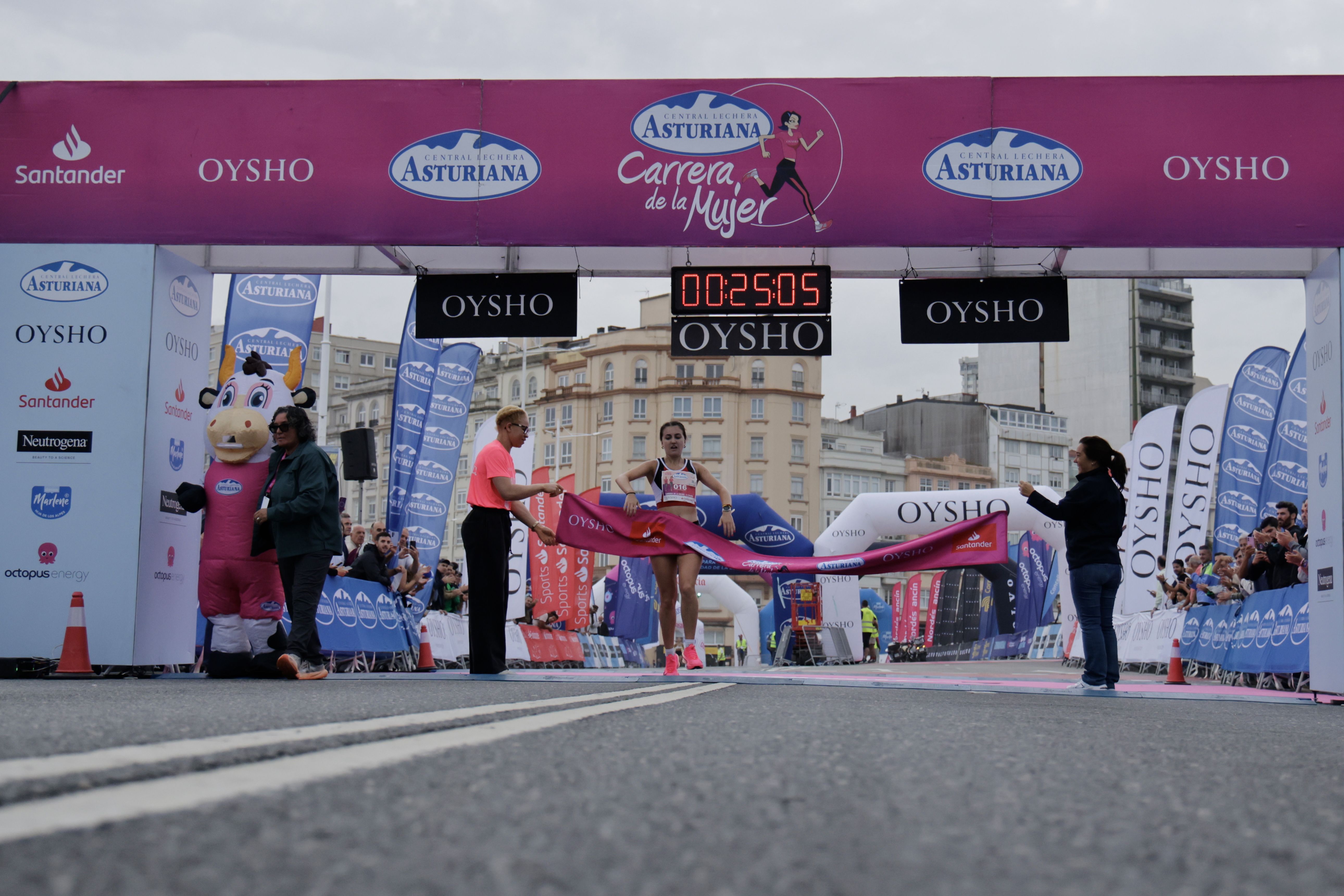 Andrea Díaz gana con autoridad la Carrera de la Mujer Central Lechera Asturiana de A Coruña