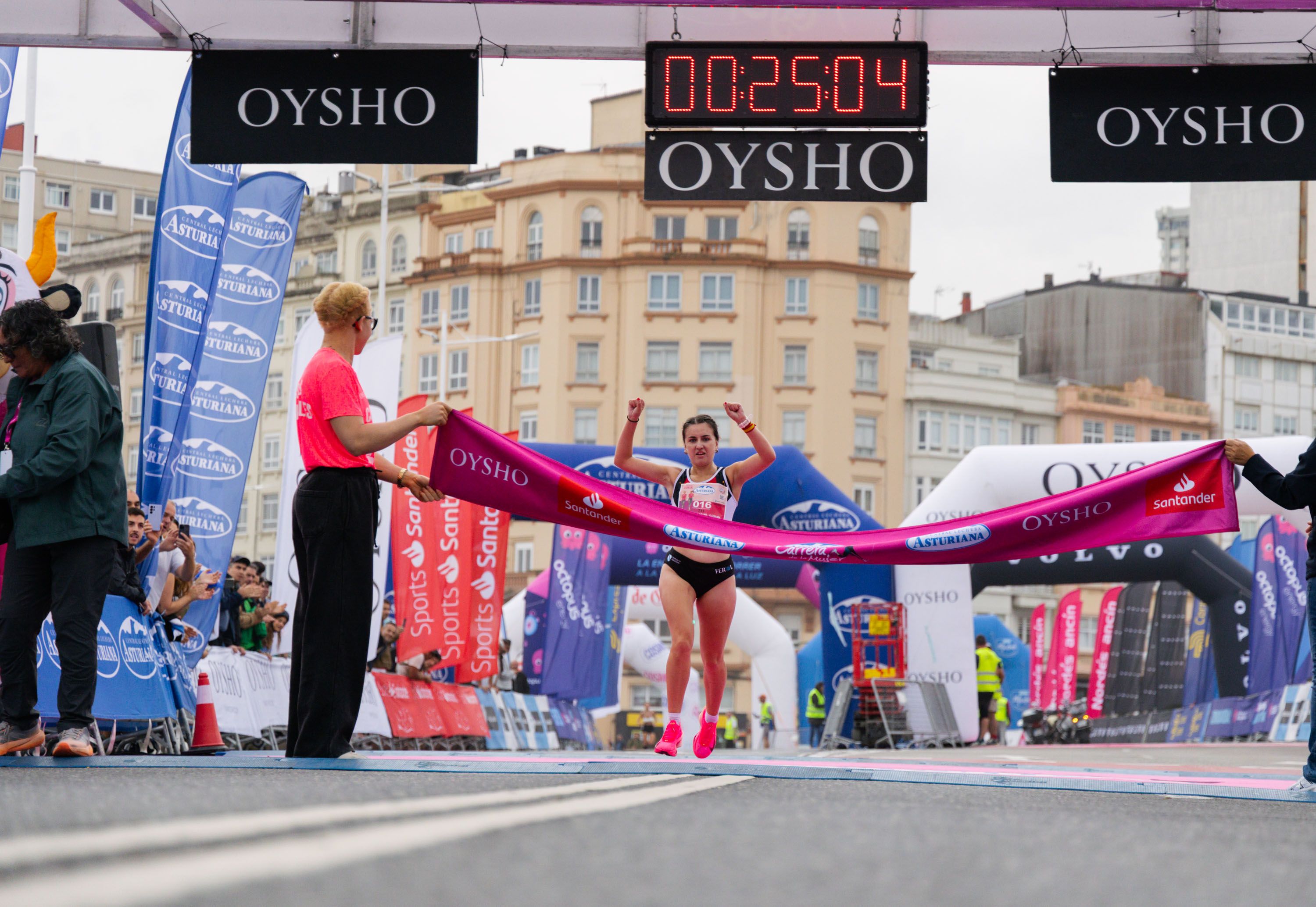 Las mejores fotos de la Carrera de la Mujer Central Lechera Asturiana de A Coruña. 198