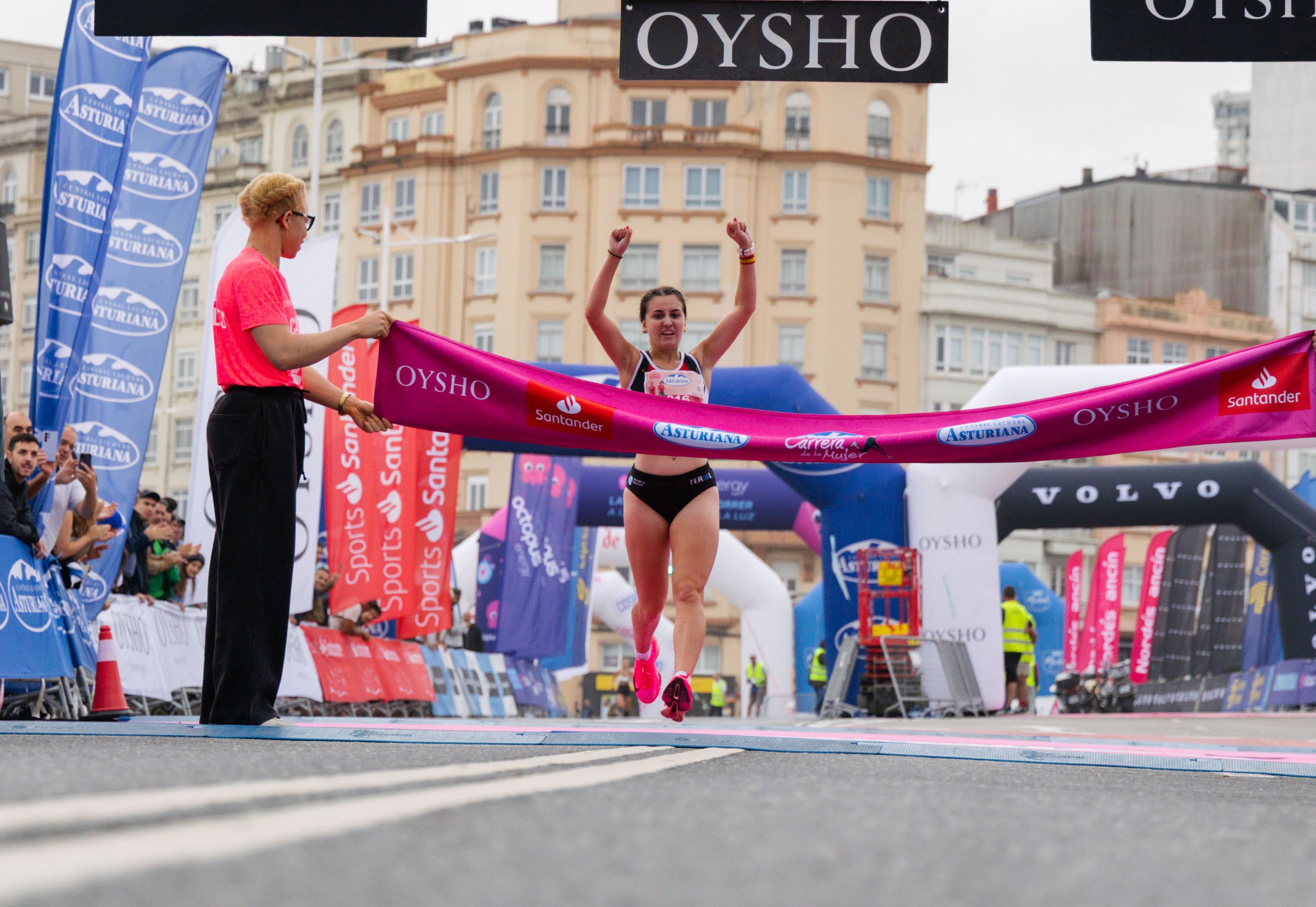 Las mejores fotos de la Carrera de la Mujer Central Lechera Asturiana de A Coruña. 200